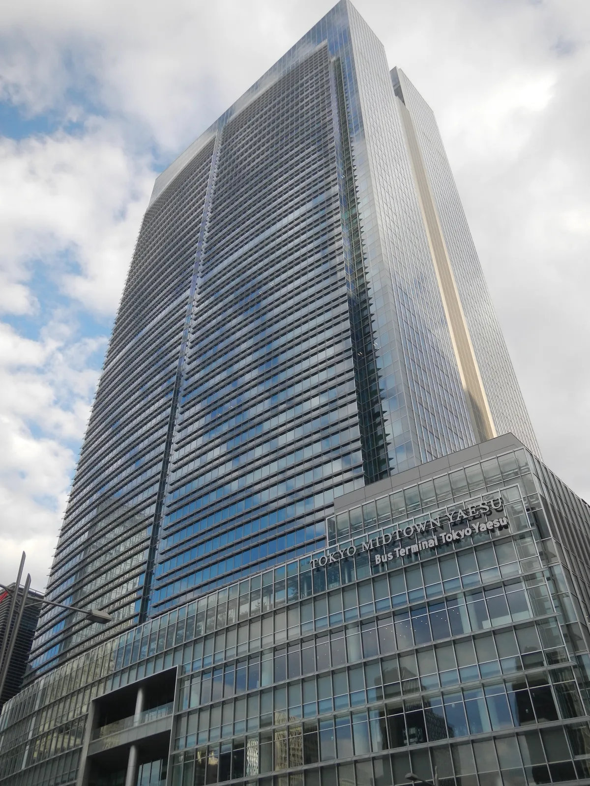 東京ミッドタウン八重洲の外観を見上げた様子（アビームコンサルティング）