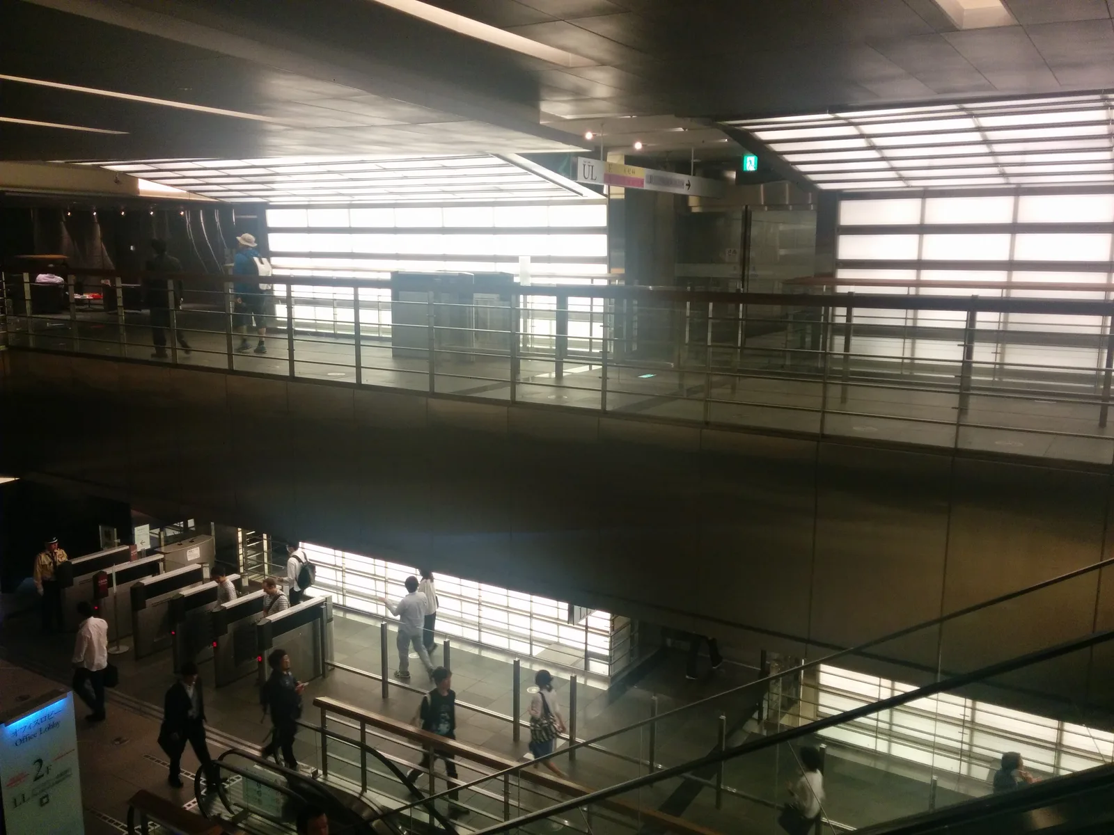 多層構造のビル入館ゲートと吹き抜け空間(バークレイズ)