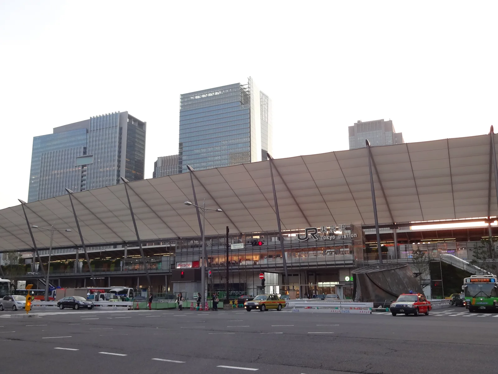 東京駅前に高層オフィスビルが立ち並ぶ周辺エリアの様子（BNPパリバ）