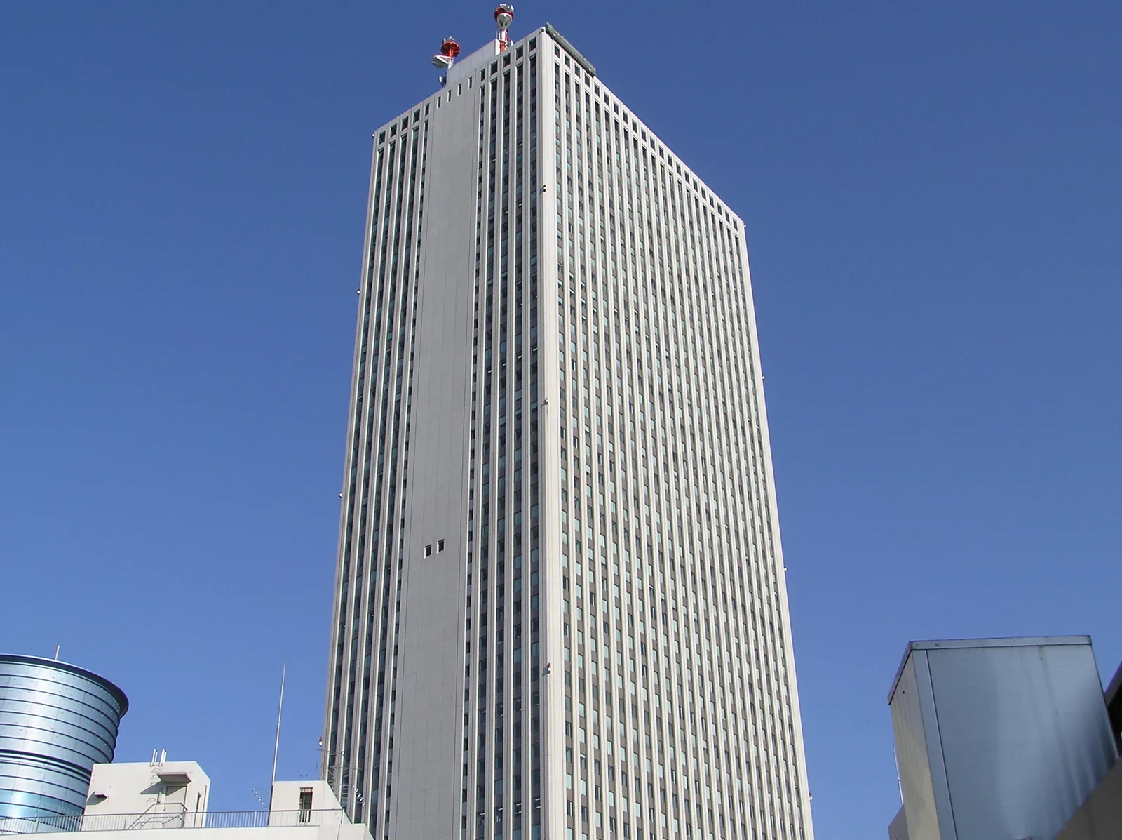 青空にそびえる高層ビルの外観（クレディセゾン）
