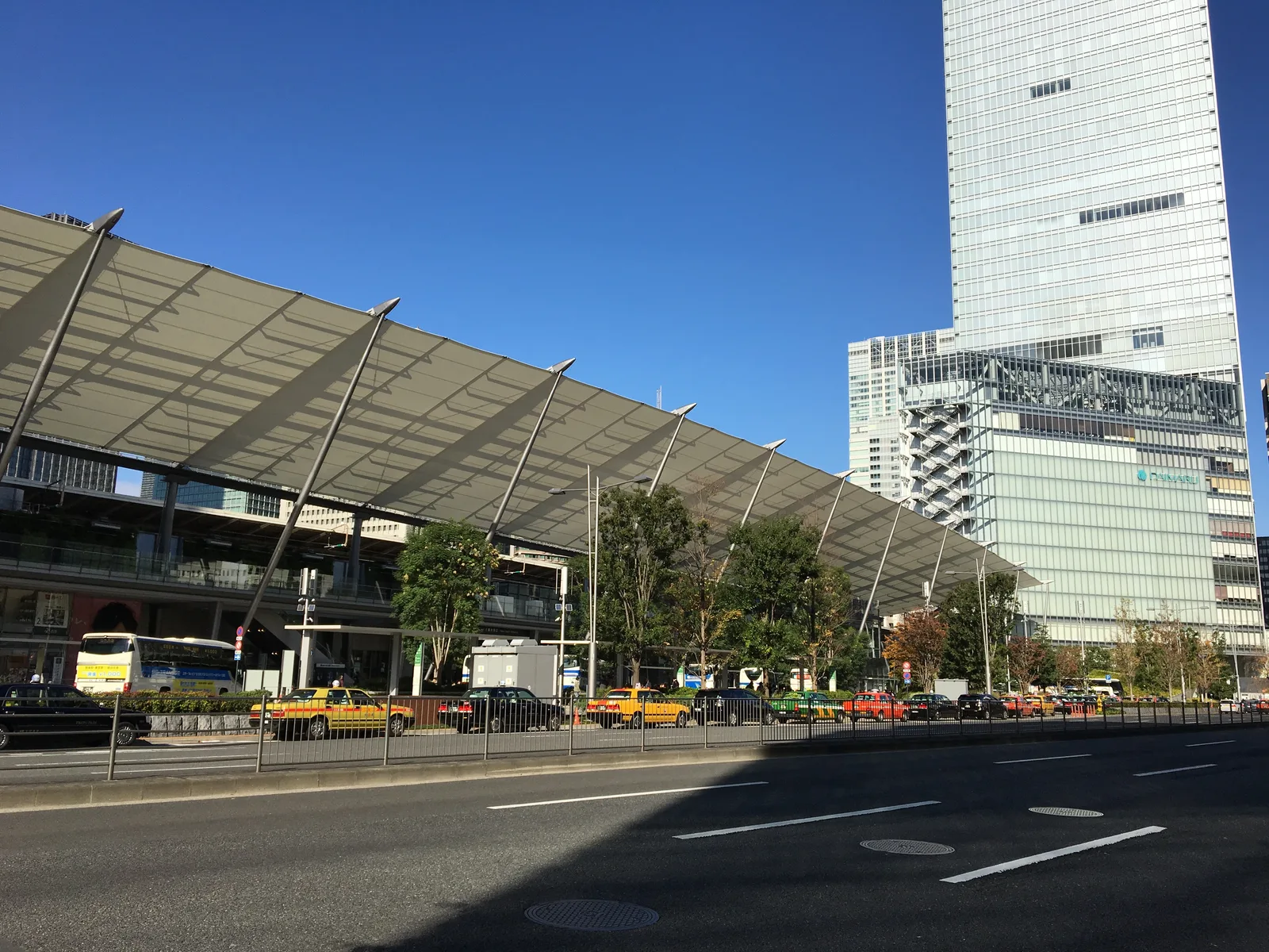 駅前から望むオフィスタワーの外観(大和証券)