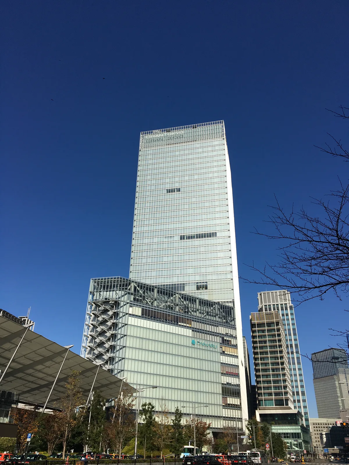 青空に映えるグラントウキョウノースタワー外観(大和証券)