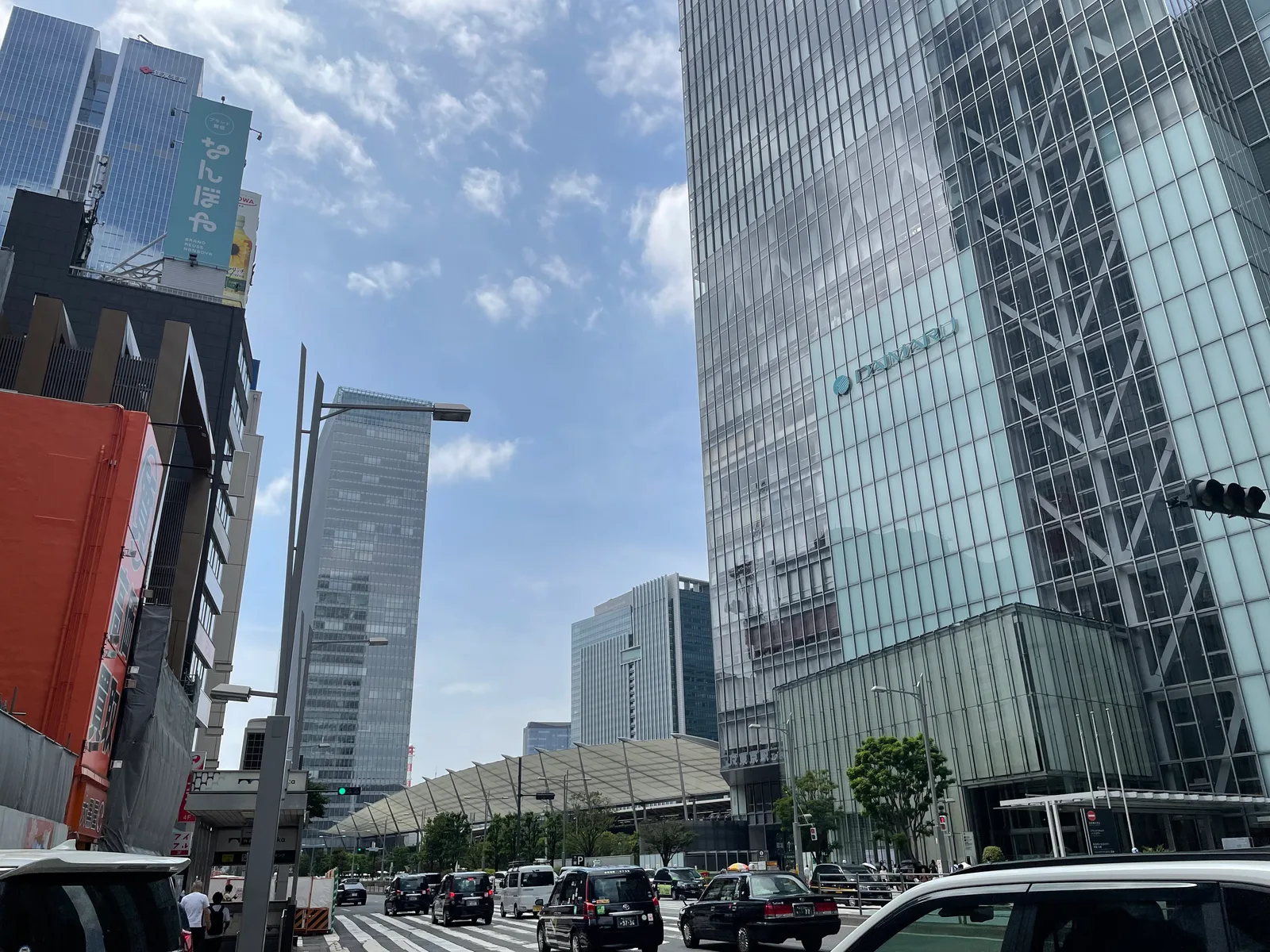オフィスビルが並ぶ都心の交差点風景(大和証券)