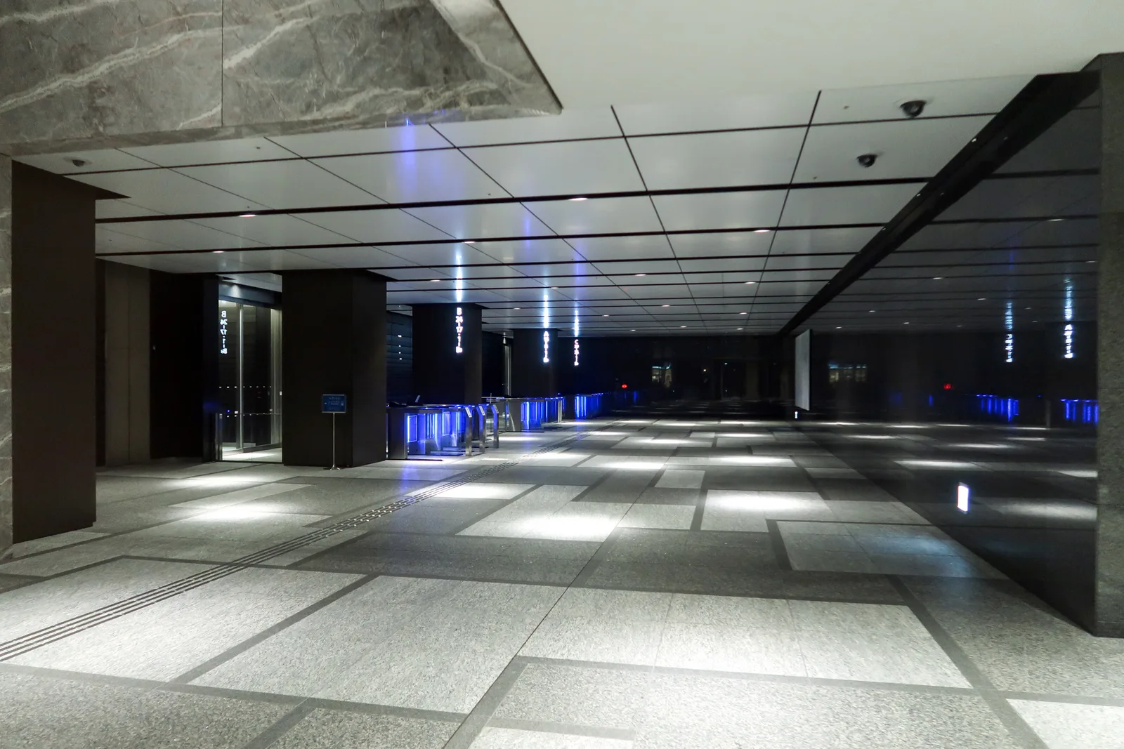 石材と間接照明が印象的な館内エントランスロビー(デロイトトーマツ)