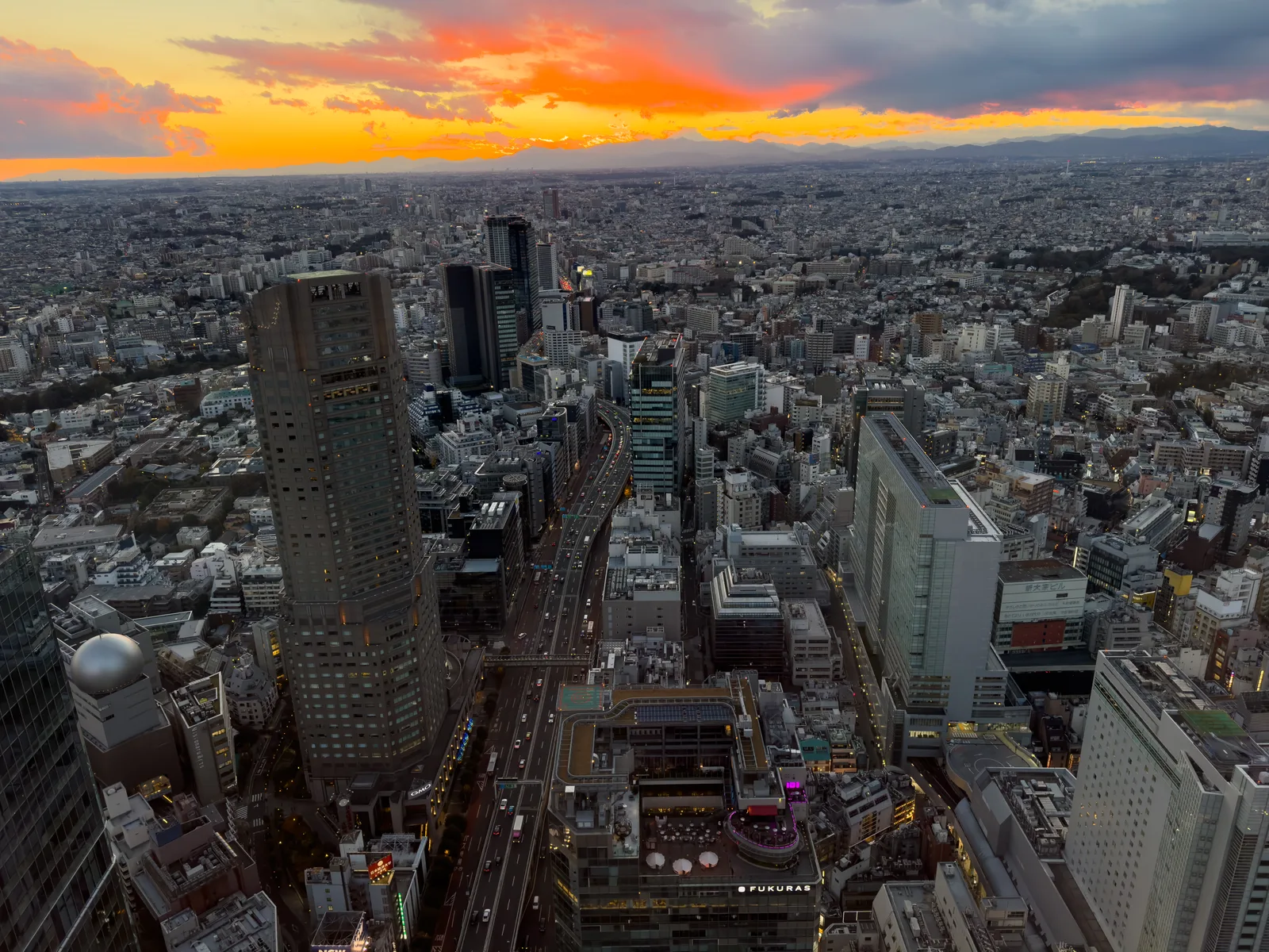 夕焼けに染まる渋谷の街並みを一望(DeNA)