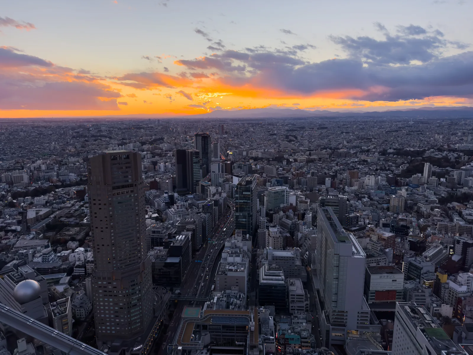 夕暮れの渋谷から望む東京の街並み(DeNA)
