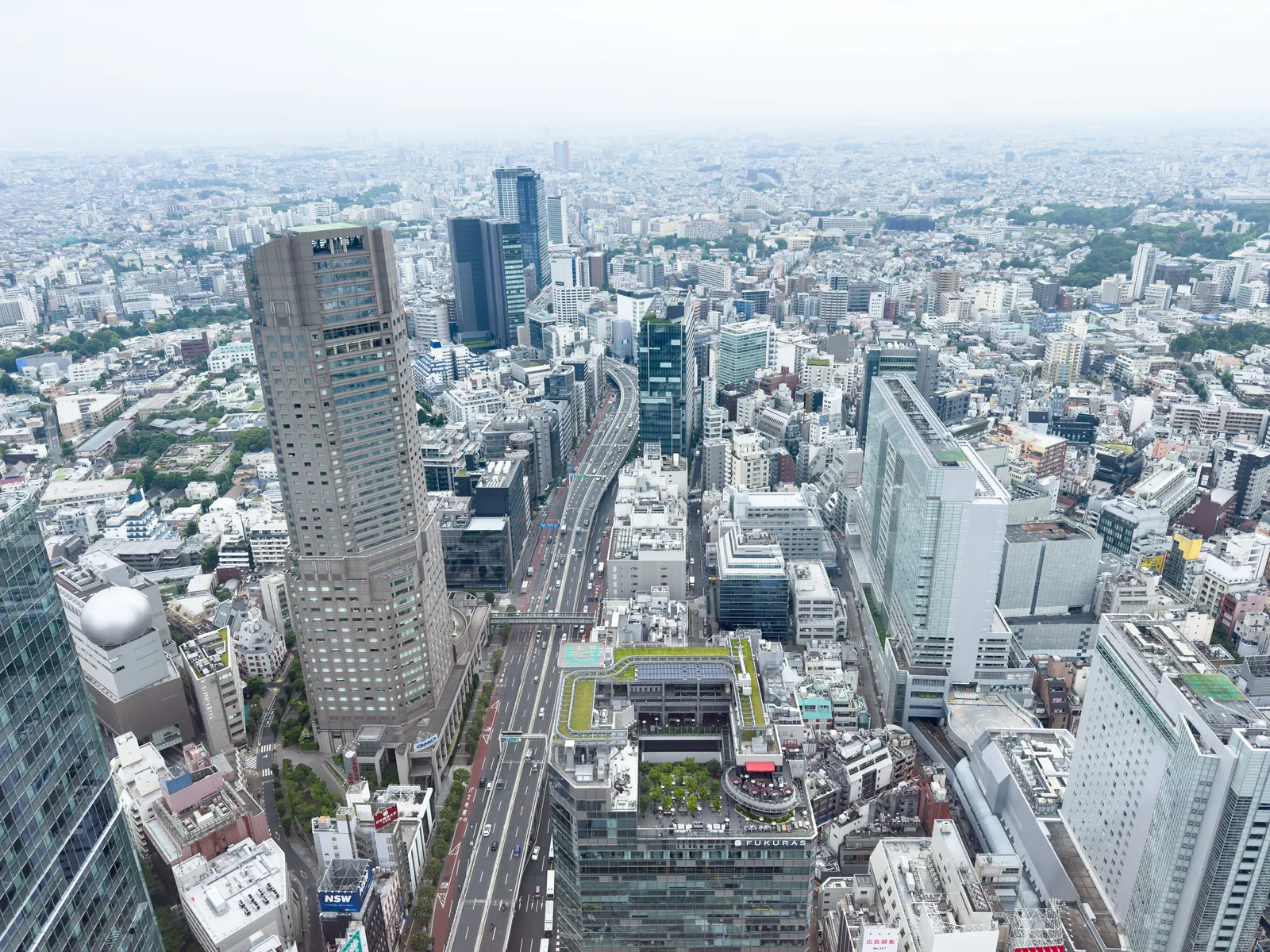 渋谷スクランブルスクエア高層階から望む都市風景(DeNA)
