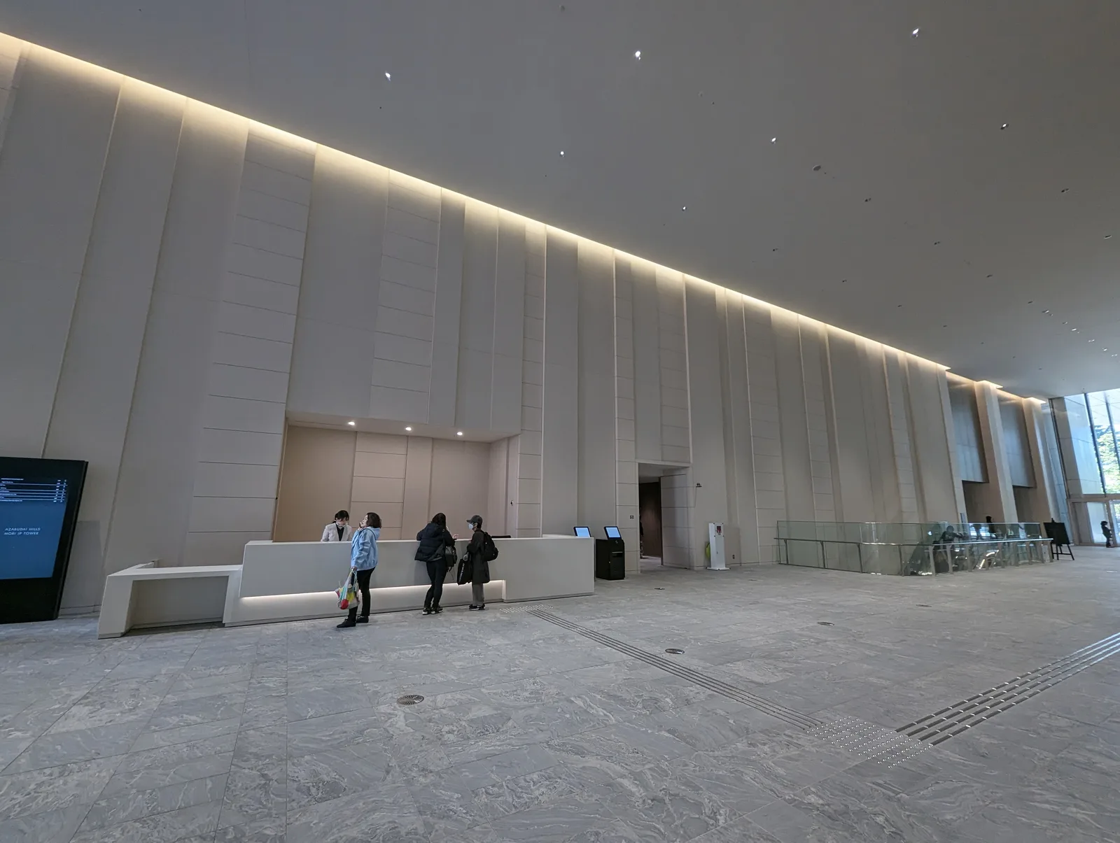 高い天井と大理石床が広がるビルのロビー空間（ドイツ銀行）