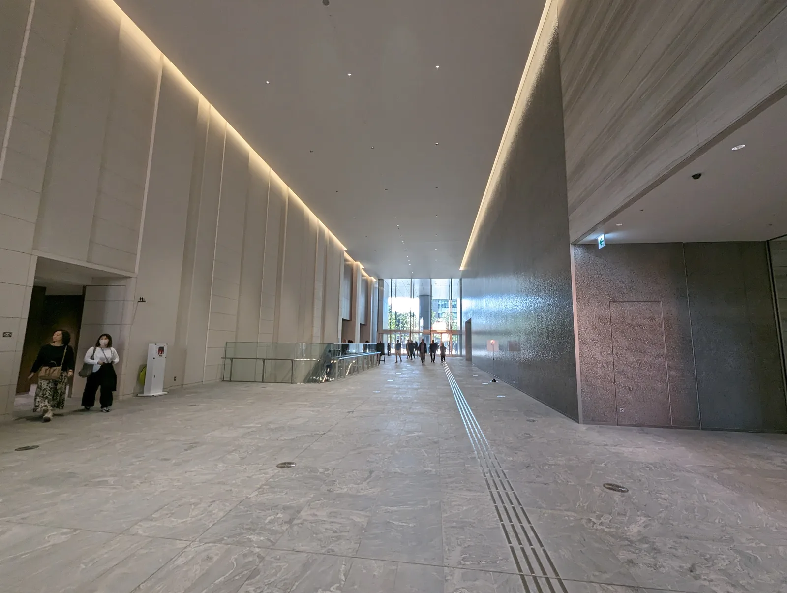 高層ビル内の広々とした通路空間（ドイツ銀行）