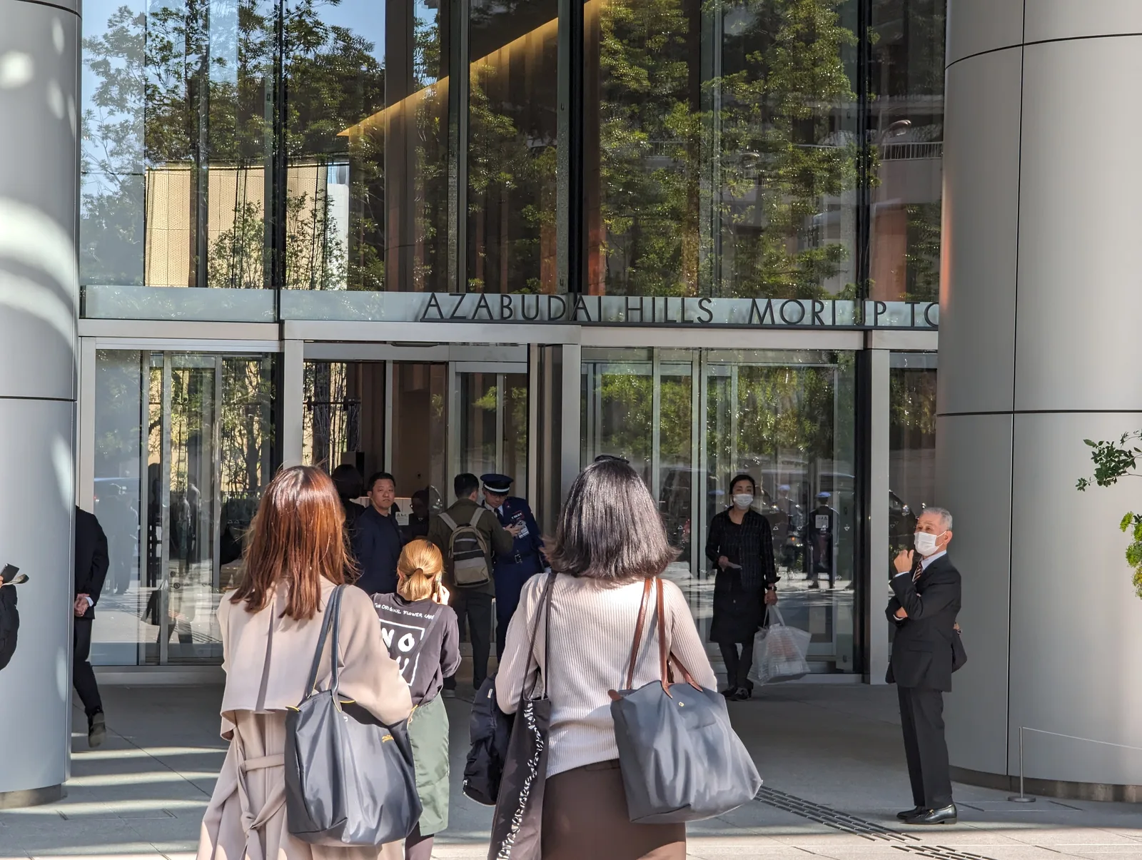 麻布台ヒルズ森JPタワーのエントランス入口の様子（ドイツ銀行）