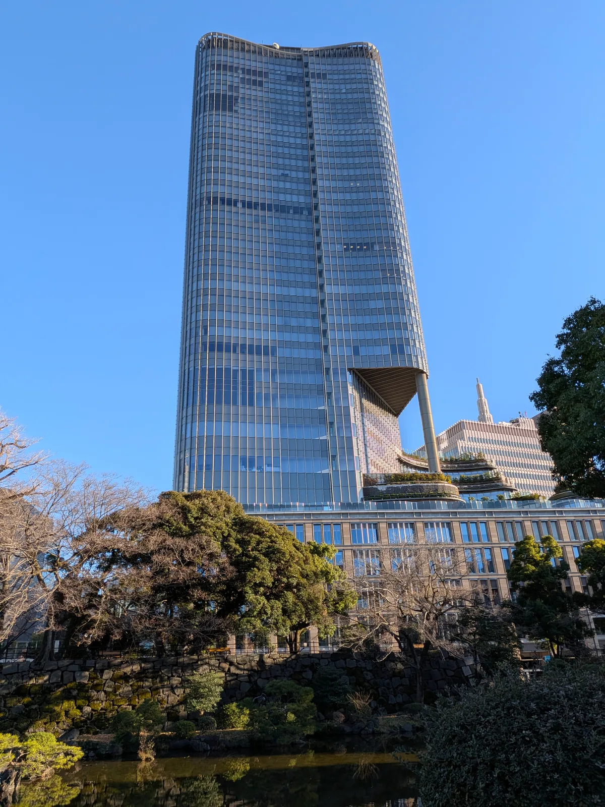 日比谷公園越しに望む高層タワーの外観（EYストラテジー）