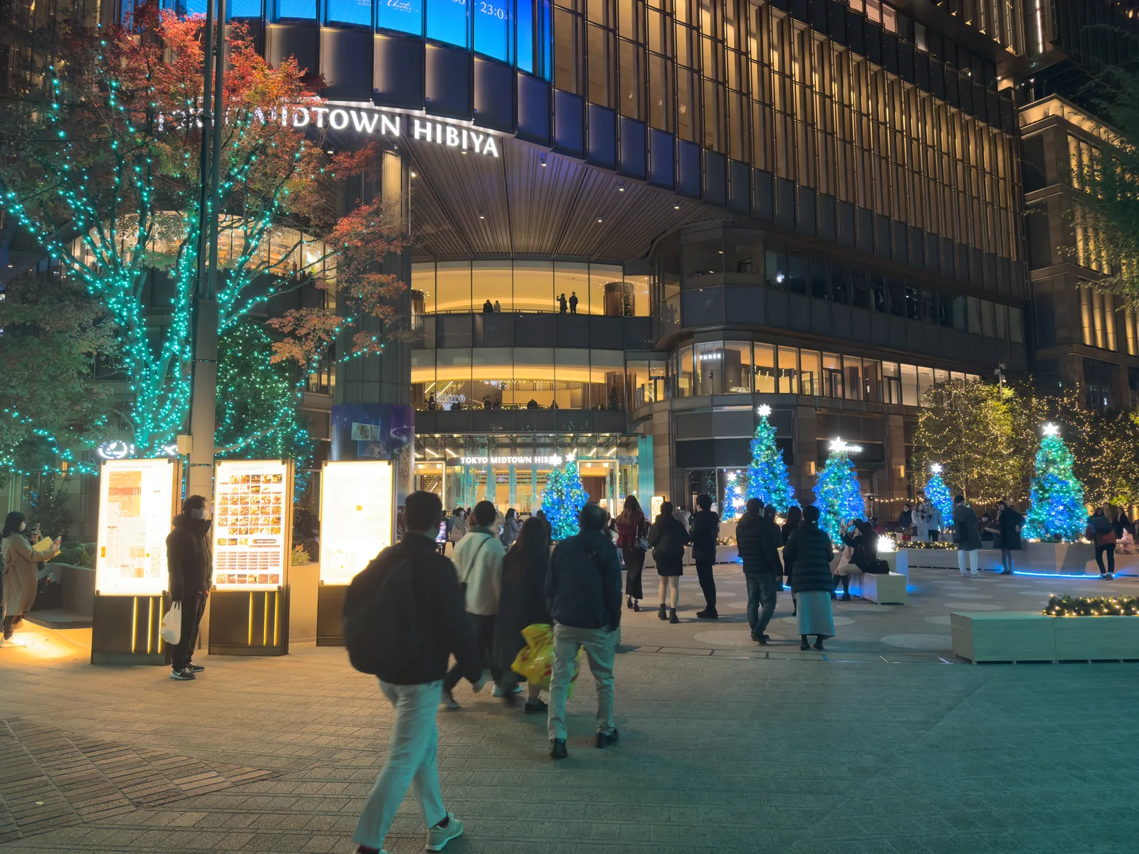 東京ミッドタウン日比谷、夜のクリスマスイルミネーション（EYストラテジー）