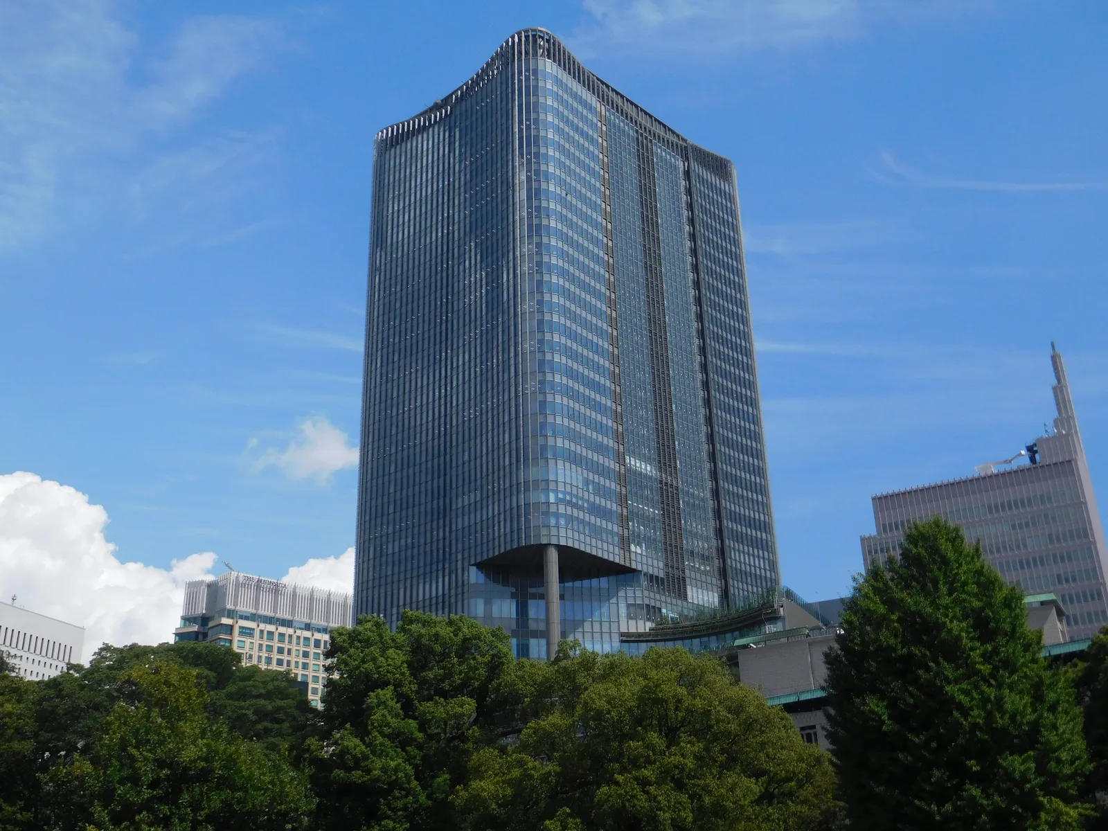 緑豊かな街並みに立つ高層オフィスタワー外観（EYストラテジー）