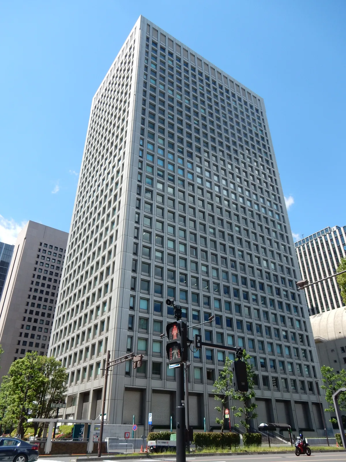 高層オフィスビルの外観と交差点の様子（富国生命）