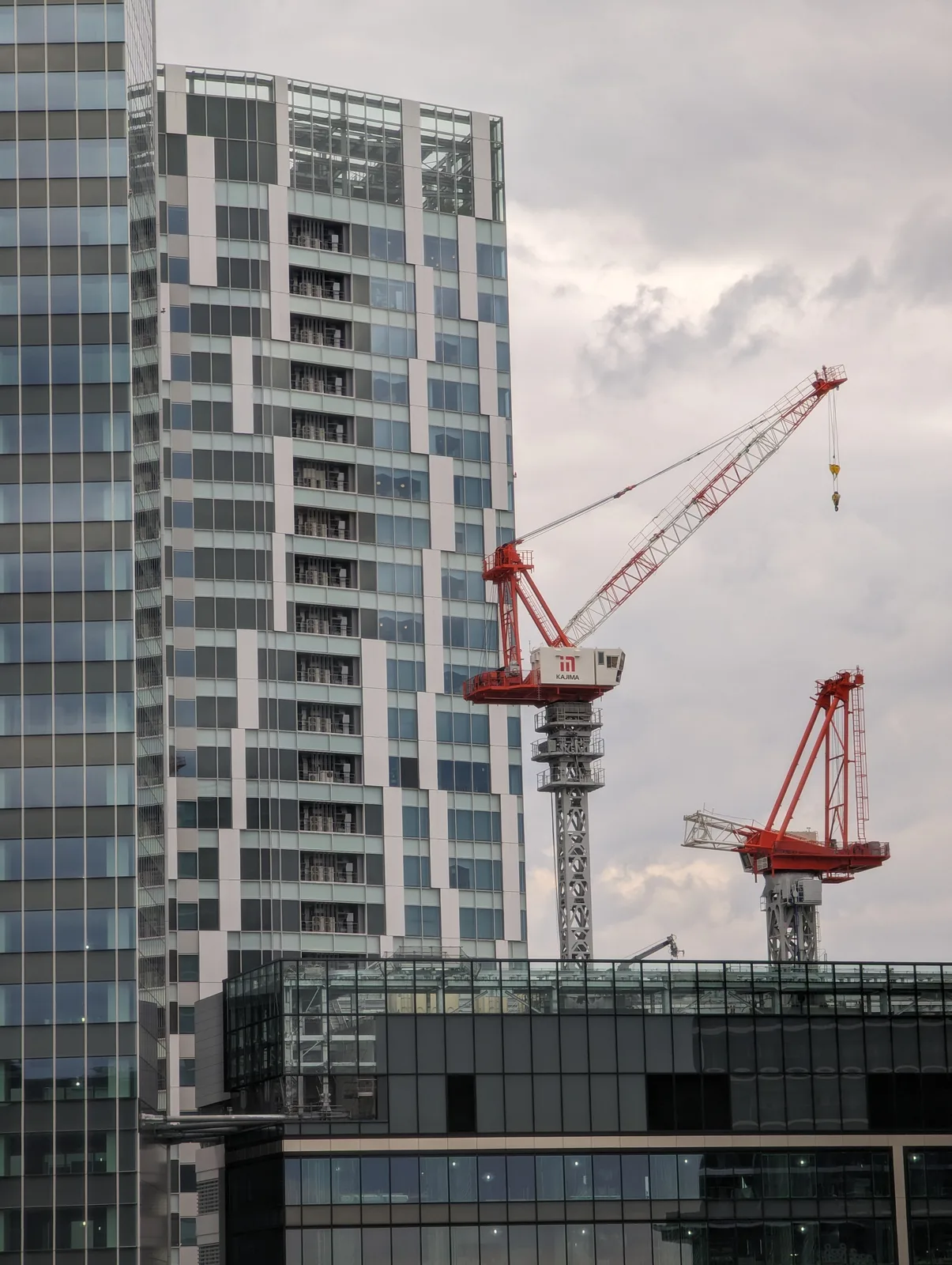 高層ビル外観と建設中クレーンの見える街並み(Google Japan(グーグル))
