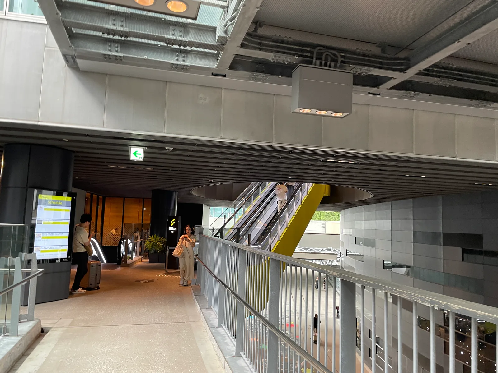 オフィスビル内の連絡通路とエスカレーターの様子(Google Japan(グーグル))