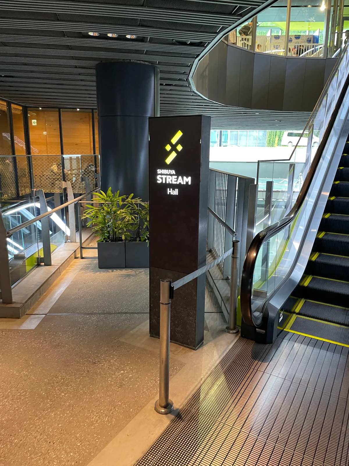 渋谷ストリーム館内、ホール前のエスカレーターと案内サイン(Google Japan(グーグル))