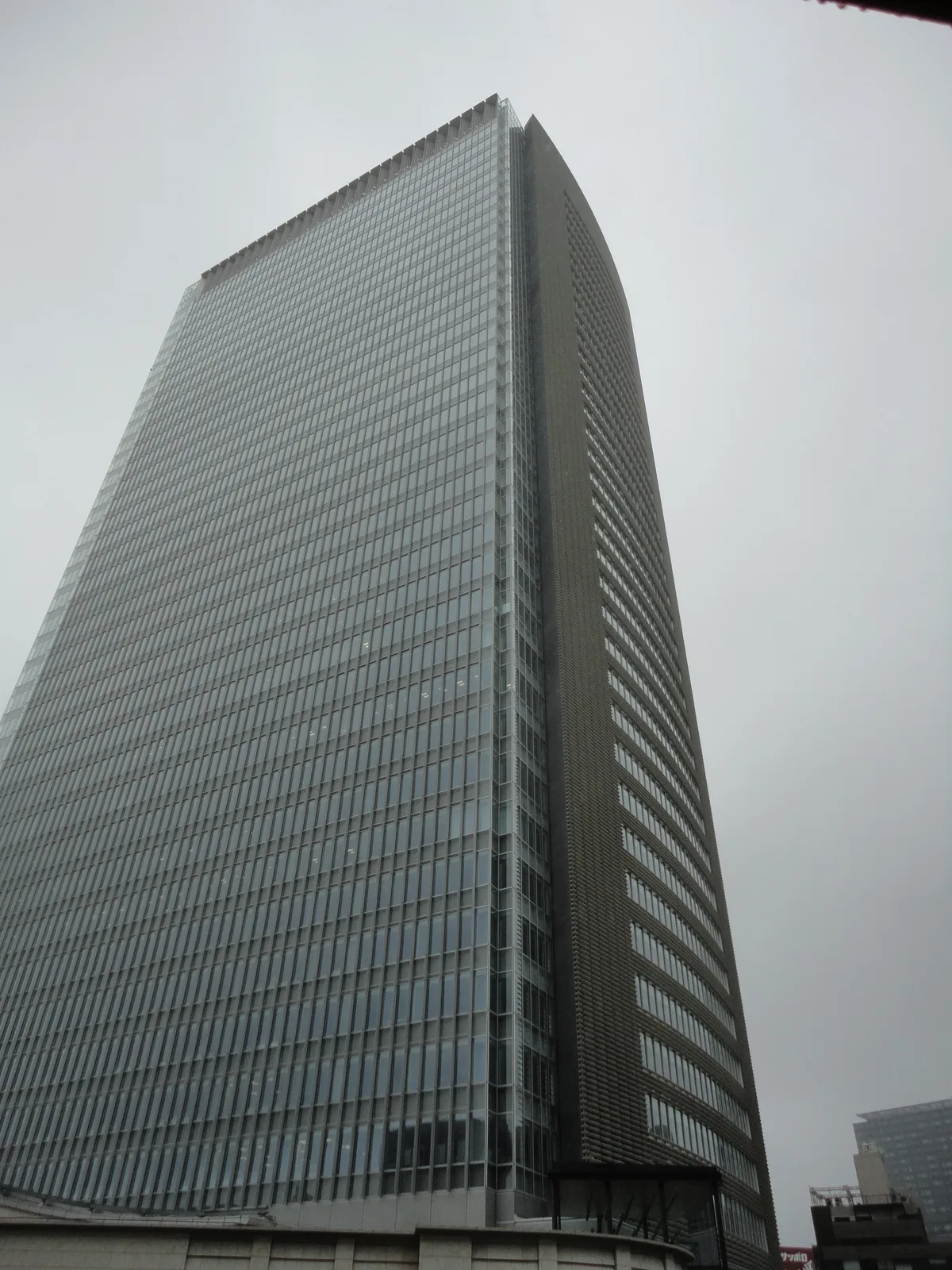 曇り空にそびえる高層オフィスビルの外観（博報堂）