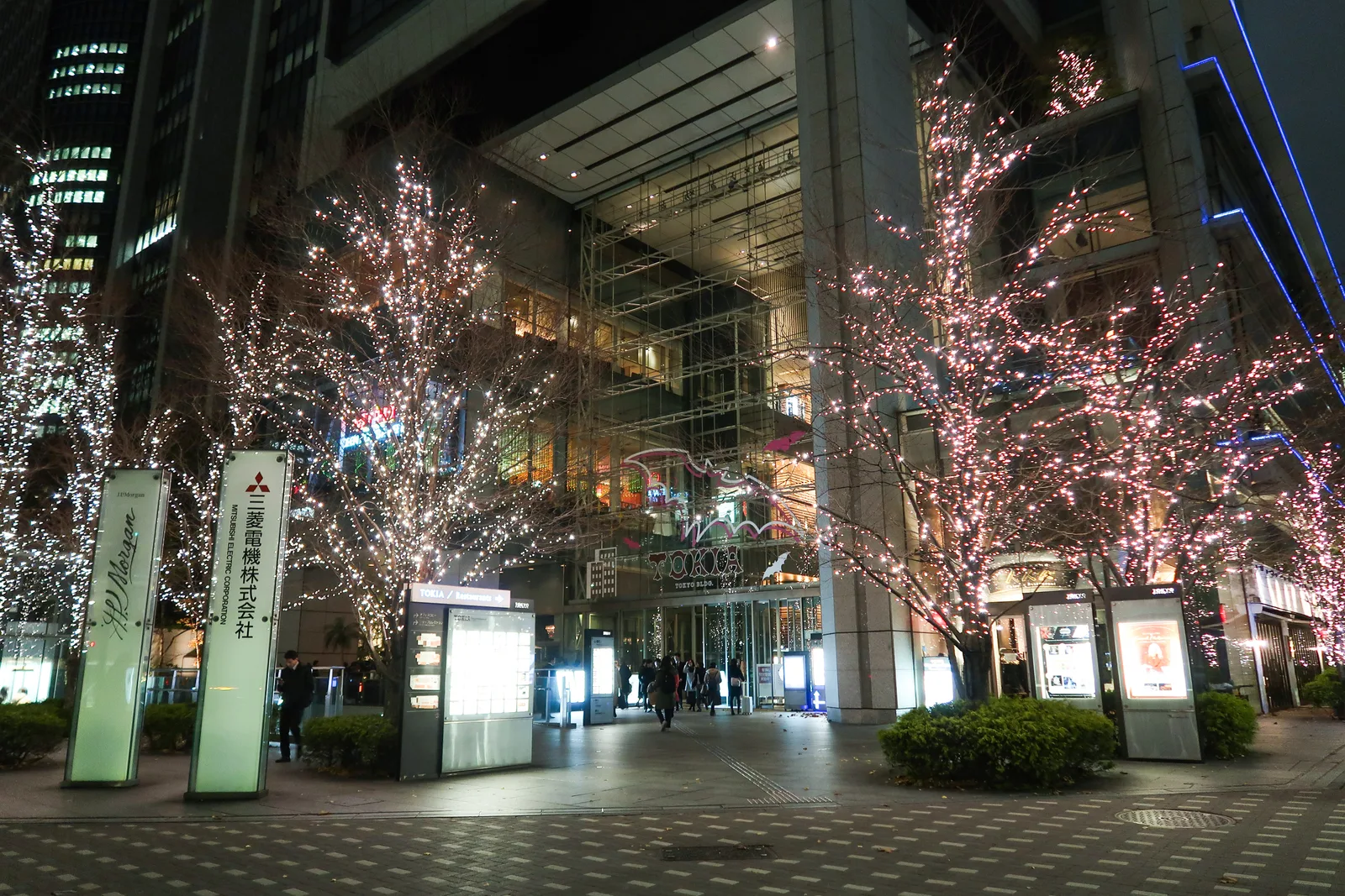 夜のTOKIA入口、JPモルガンの看板とイルミネーション（JPモルガン）