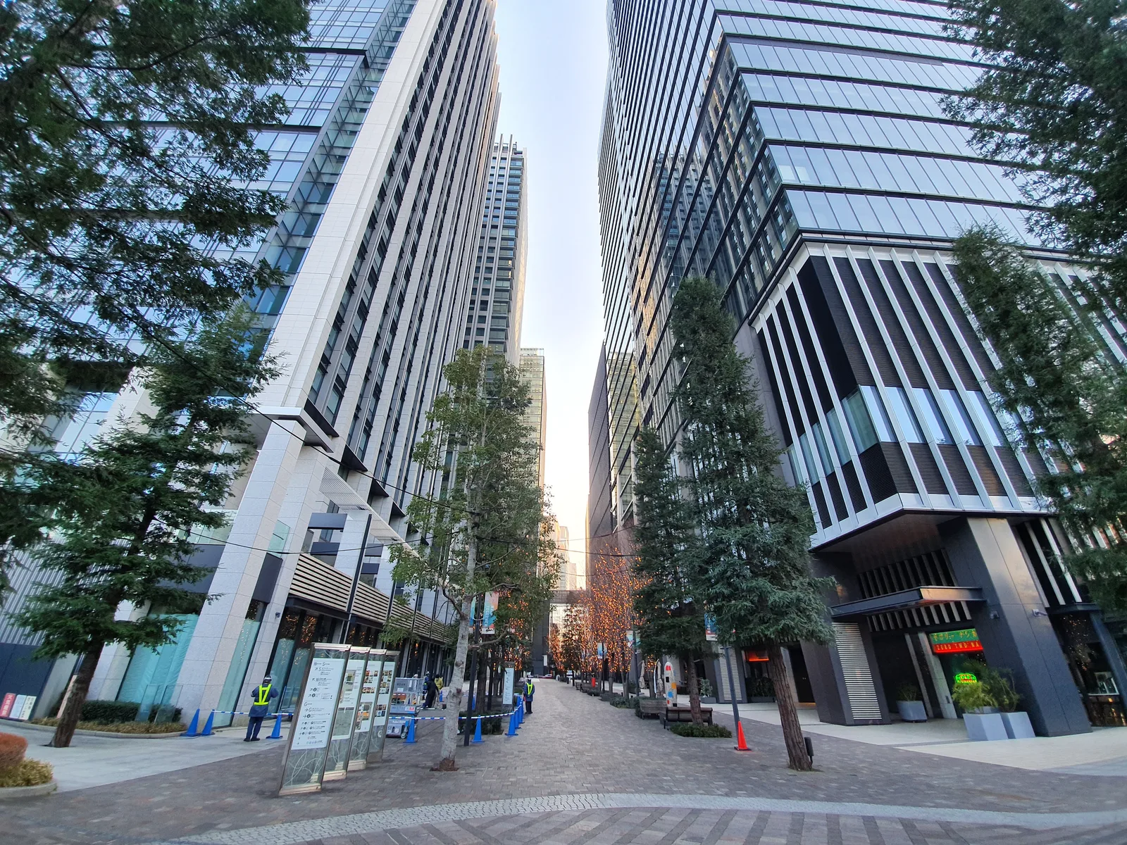 高層ビルに囲まれた大手町の街並み(KPMG)