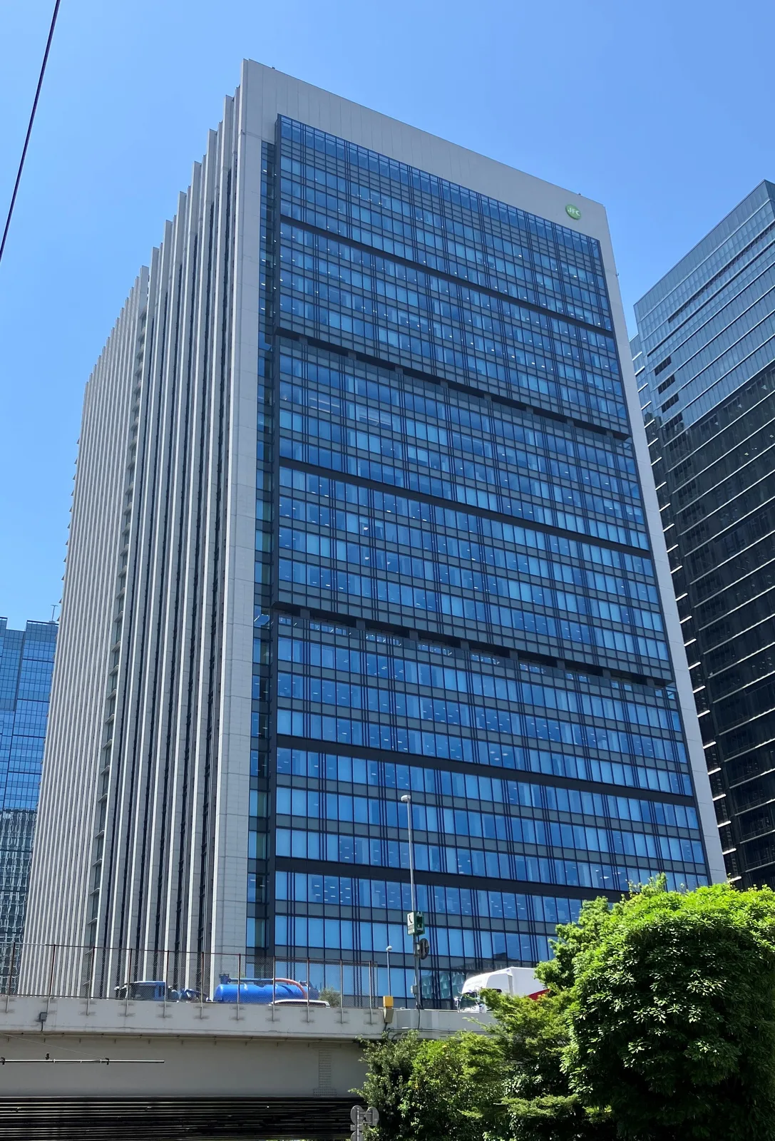 青空に映える高層オフィスビルの外観（KPMG FAS）