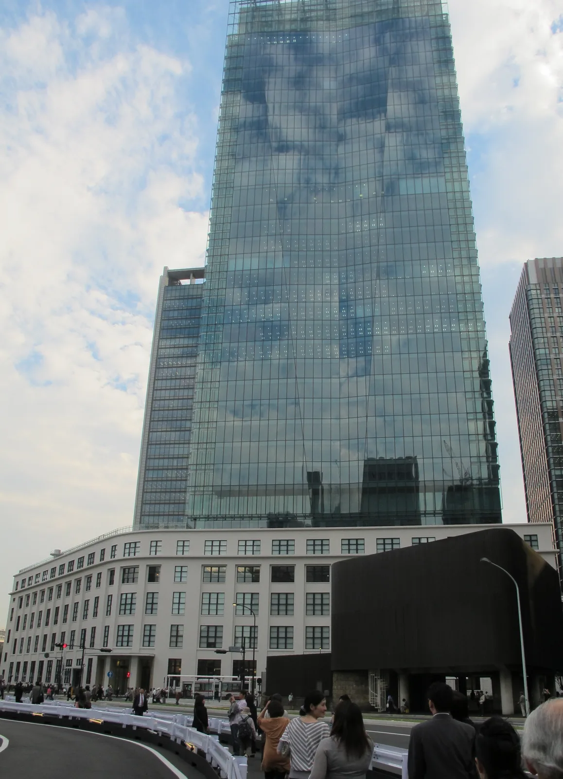 高層ビルを見上げる街角の外観風景（メタルワン）