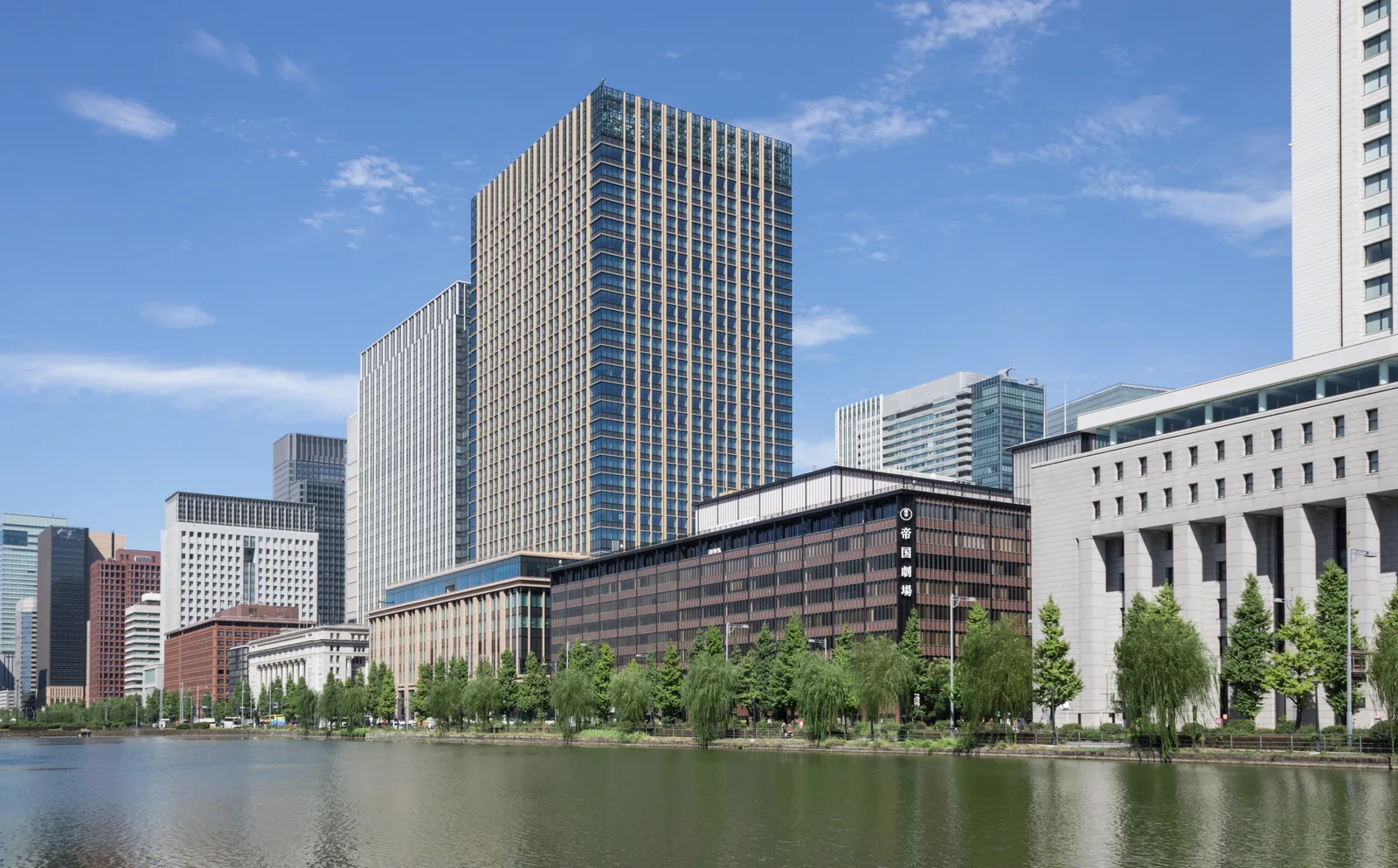 皇居外堀越しに望む丸の内のビル群と緑地（三菱重工）