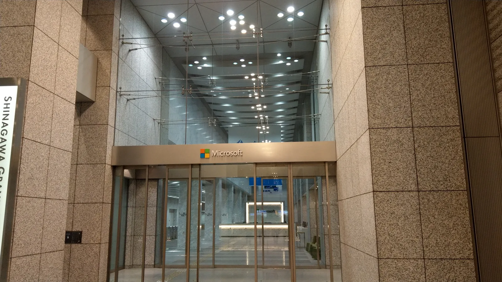 Microsoftロゴが掲げられたオフィス入口(Microsoft Japan(日本マイクロソフト))