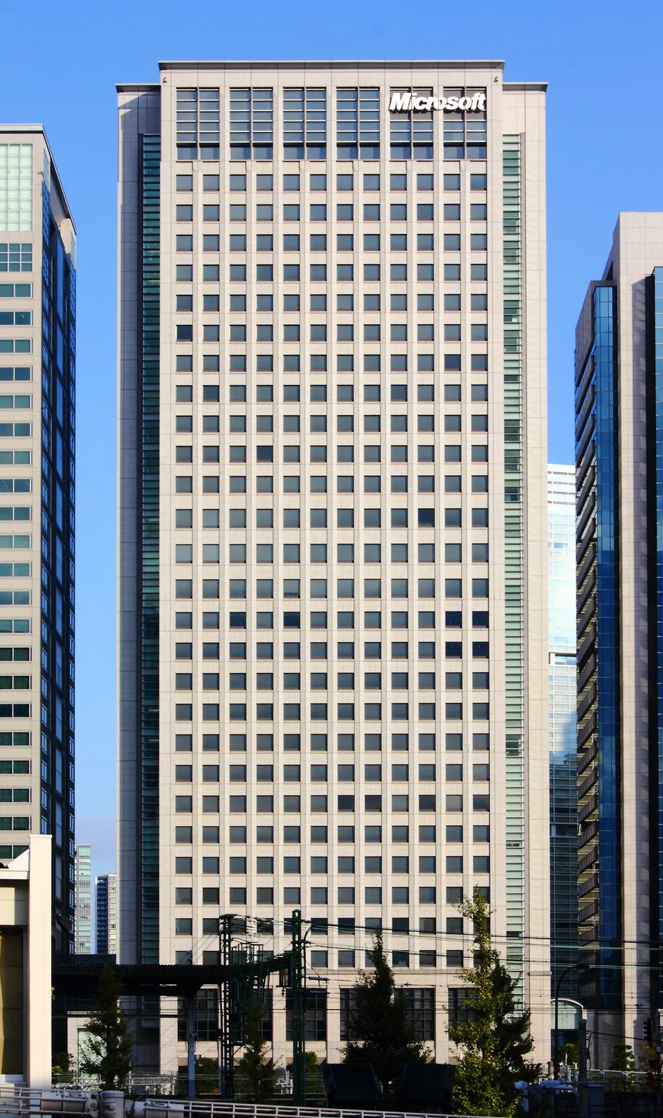Microsoftのロゴが掲げられた高層オフィスビル外観(Microsoft Japan(日本マイクロソフト))