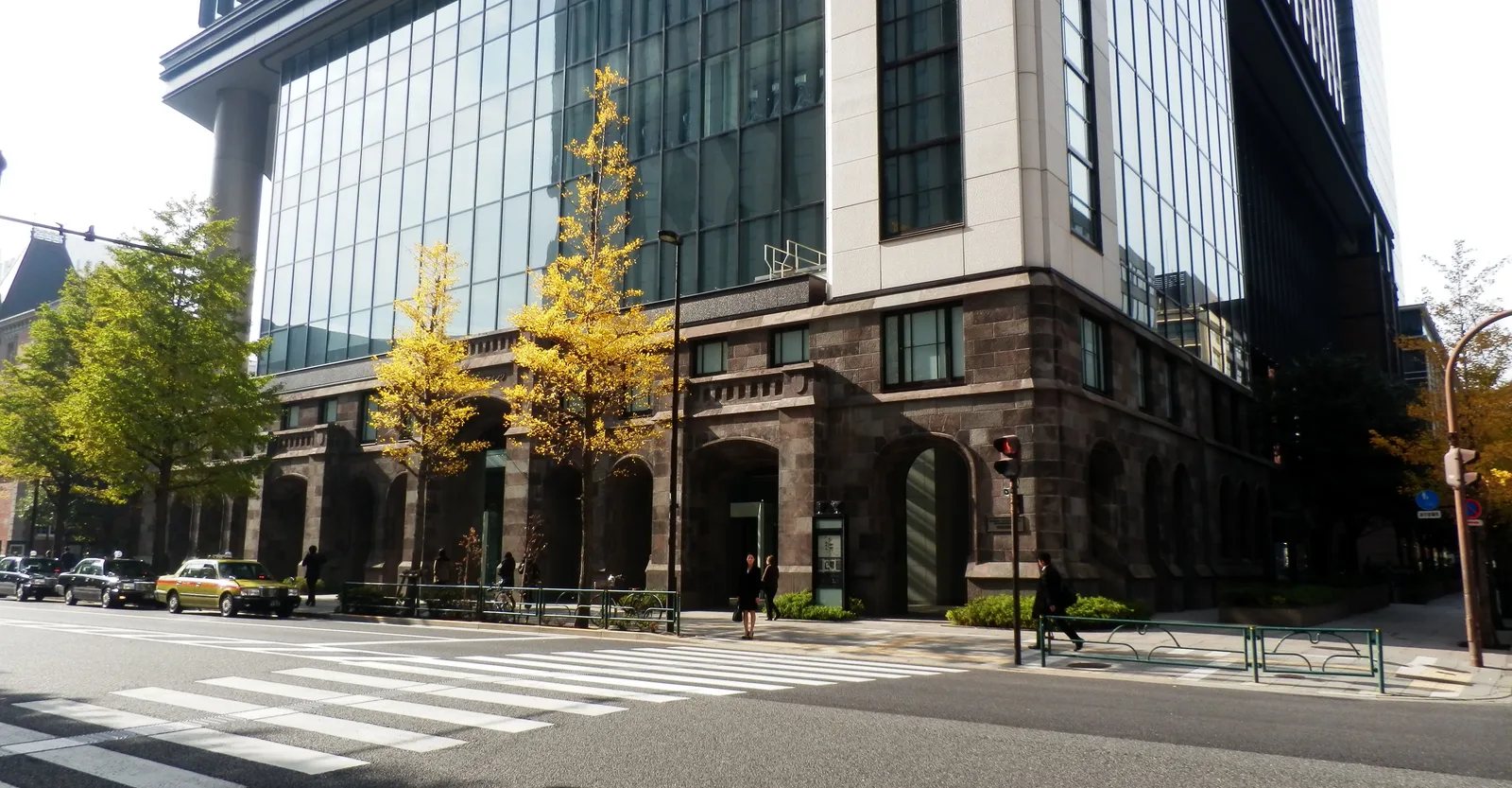 石造りの重厚な低層部と高層ガラス棟の外観(三菱商事)