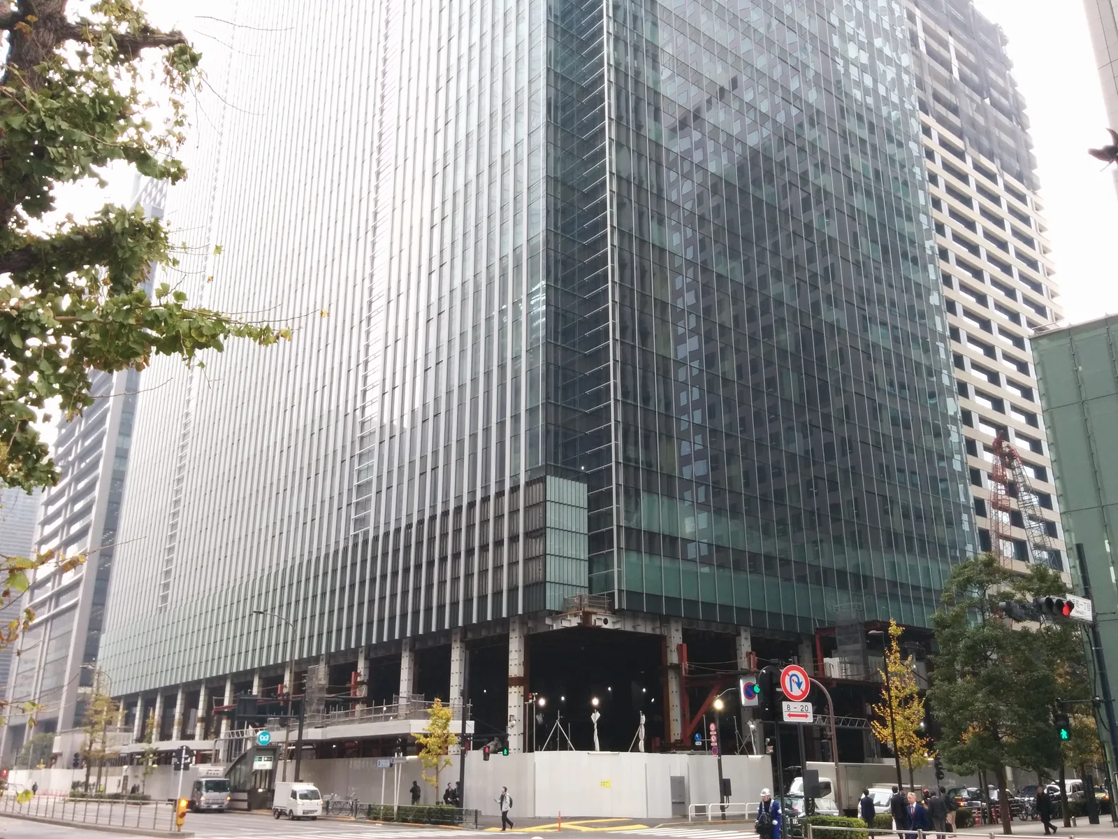 高層オフィスビルの外観と工事中の様子(三井物産)