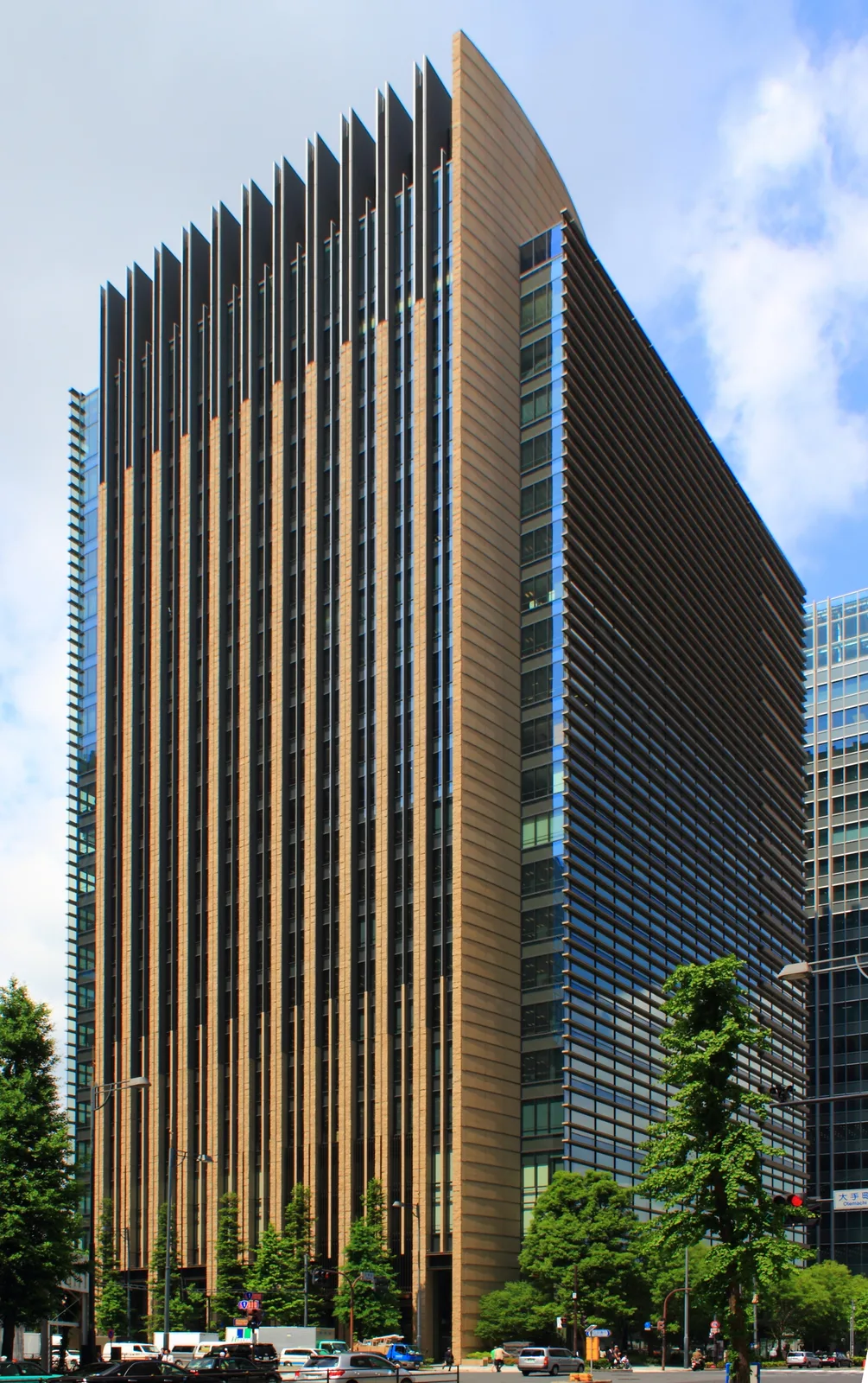 特徴的な外観デザインのオフィスビル外観(三井住友ファイナンス&リース)