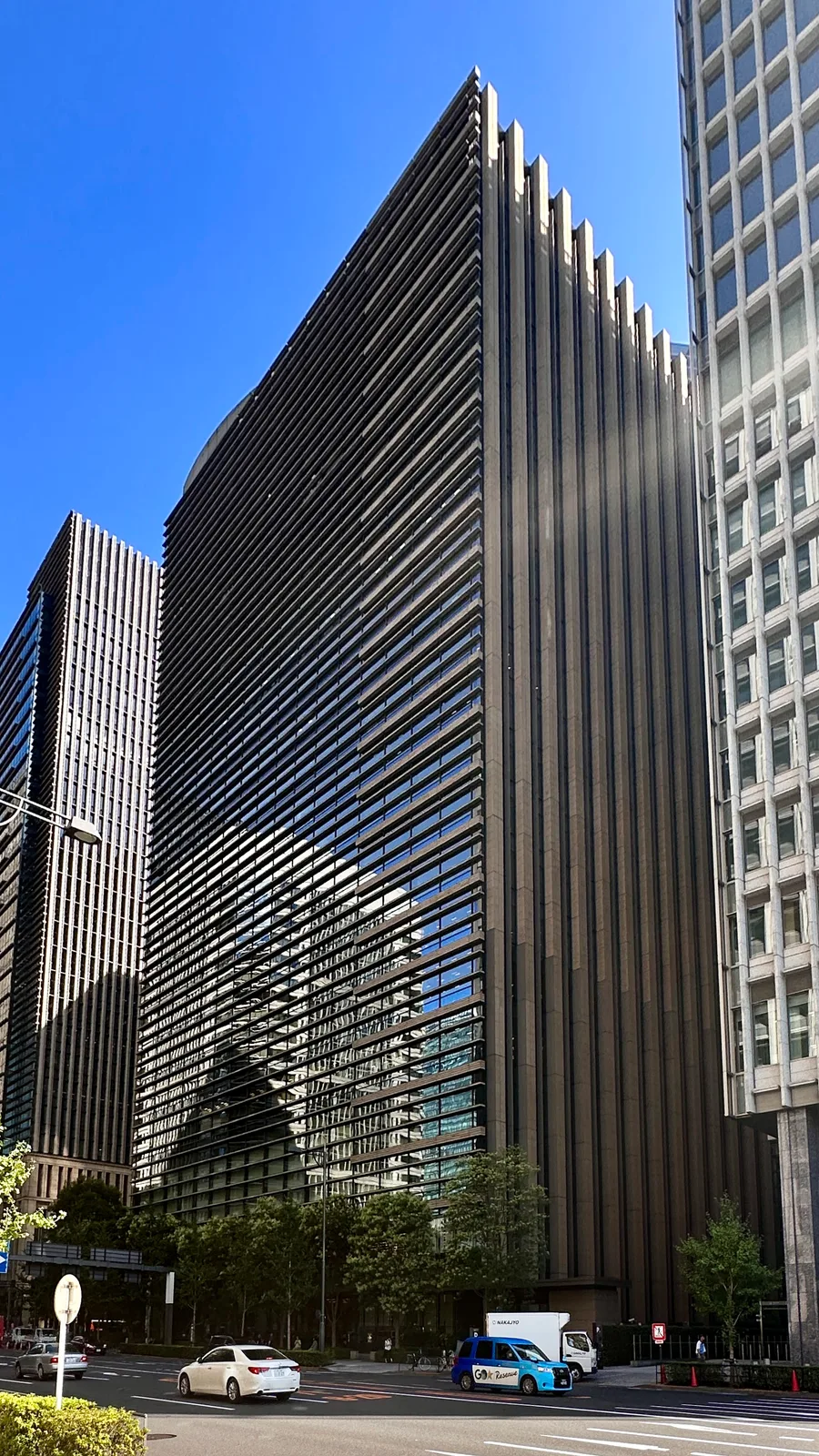 オフィスビル外観と青空、周辺の街並み(三井住友ファイナンス&リース)