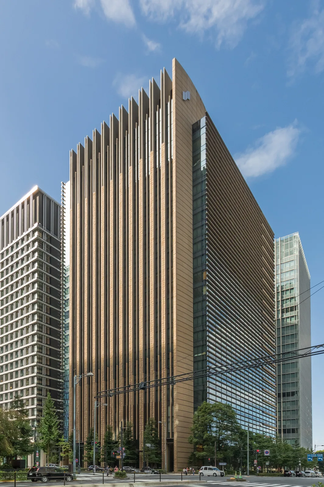 特徴的な縦ルーバー意匠のオフィスビル外観(三井住友ファイナンス&リース)