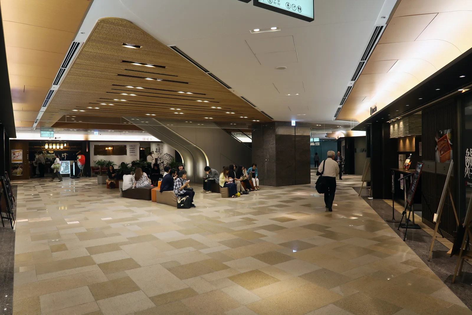 飲食店が並ぶ地下共用フロアの様子（双日）