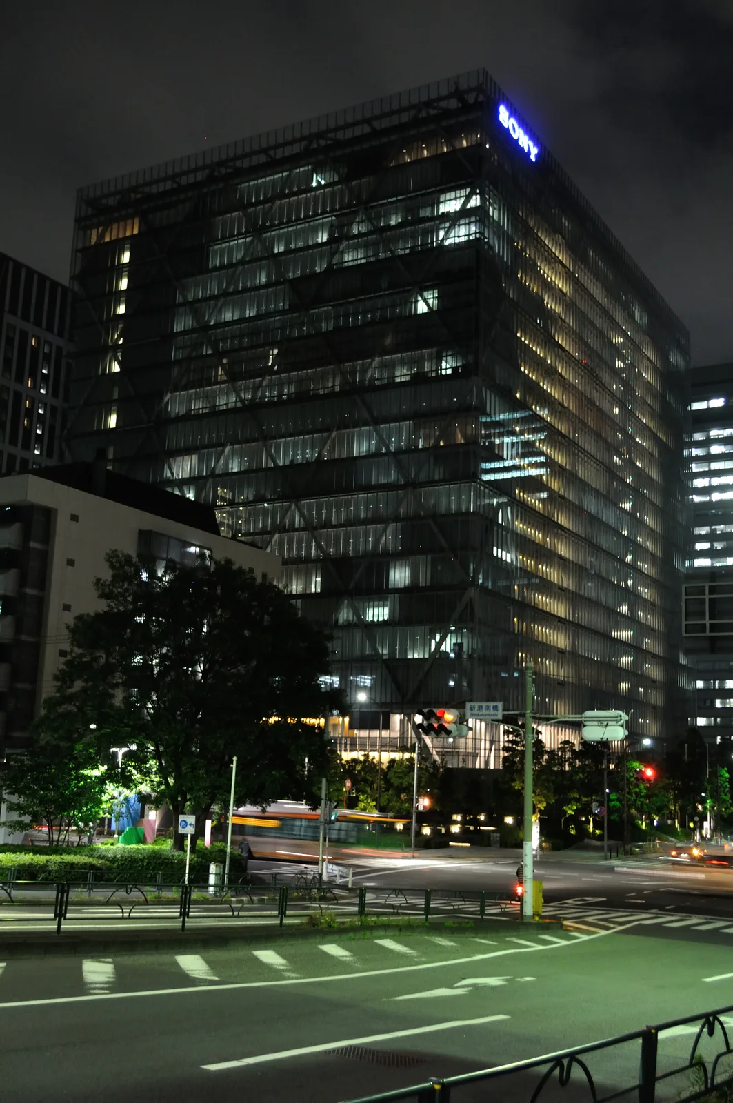SONYロゴが輝く夜のオフィスビル外観（ソニーグループ）