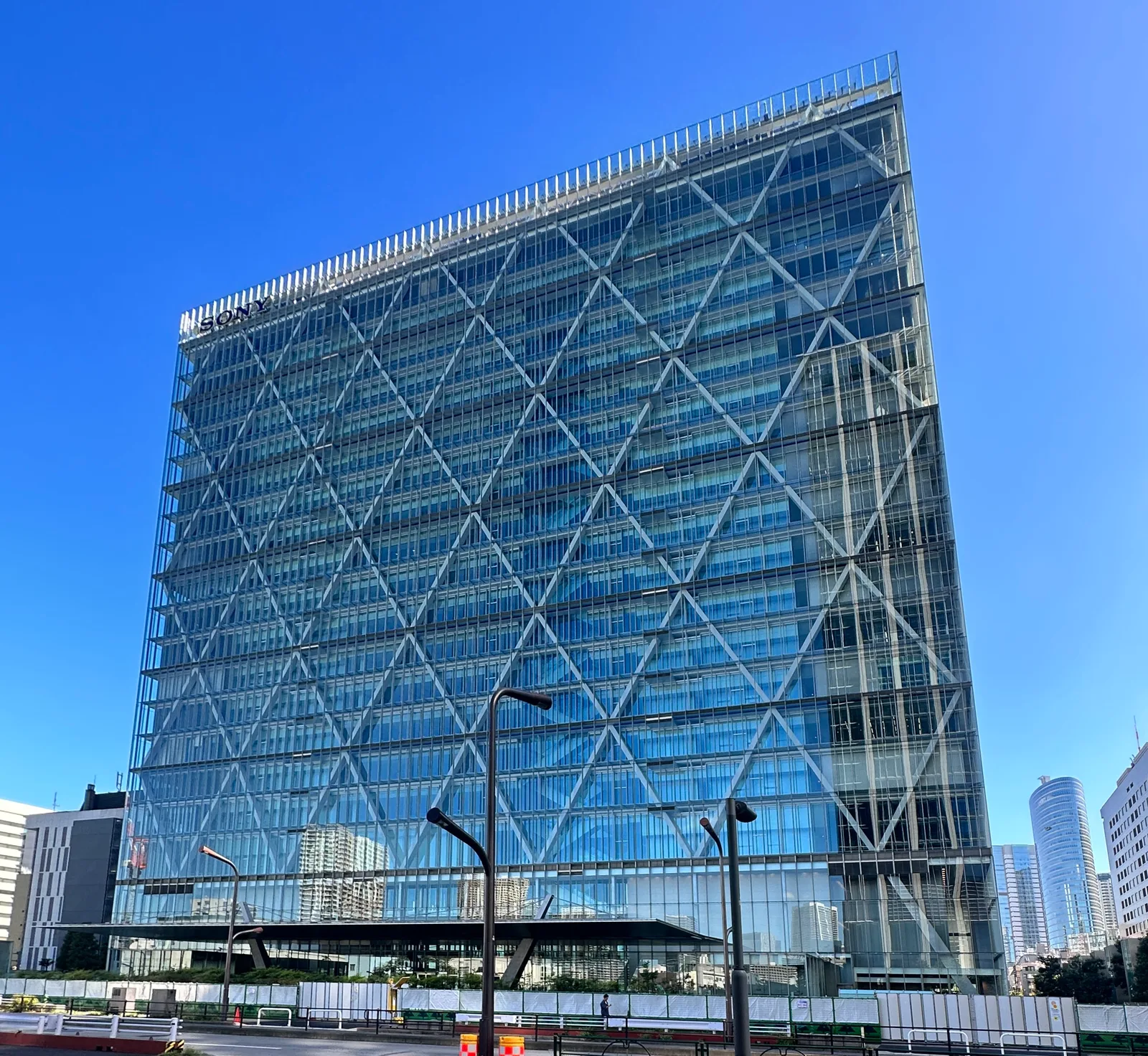 SONYロゴが掲げられた本社ビルの外観（ソニーグループ）