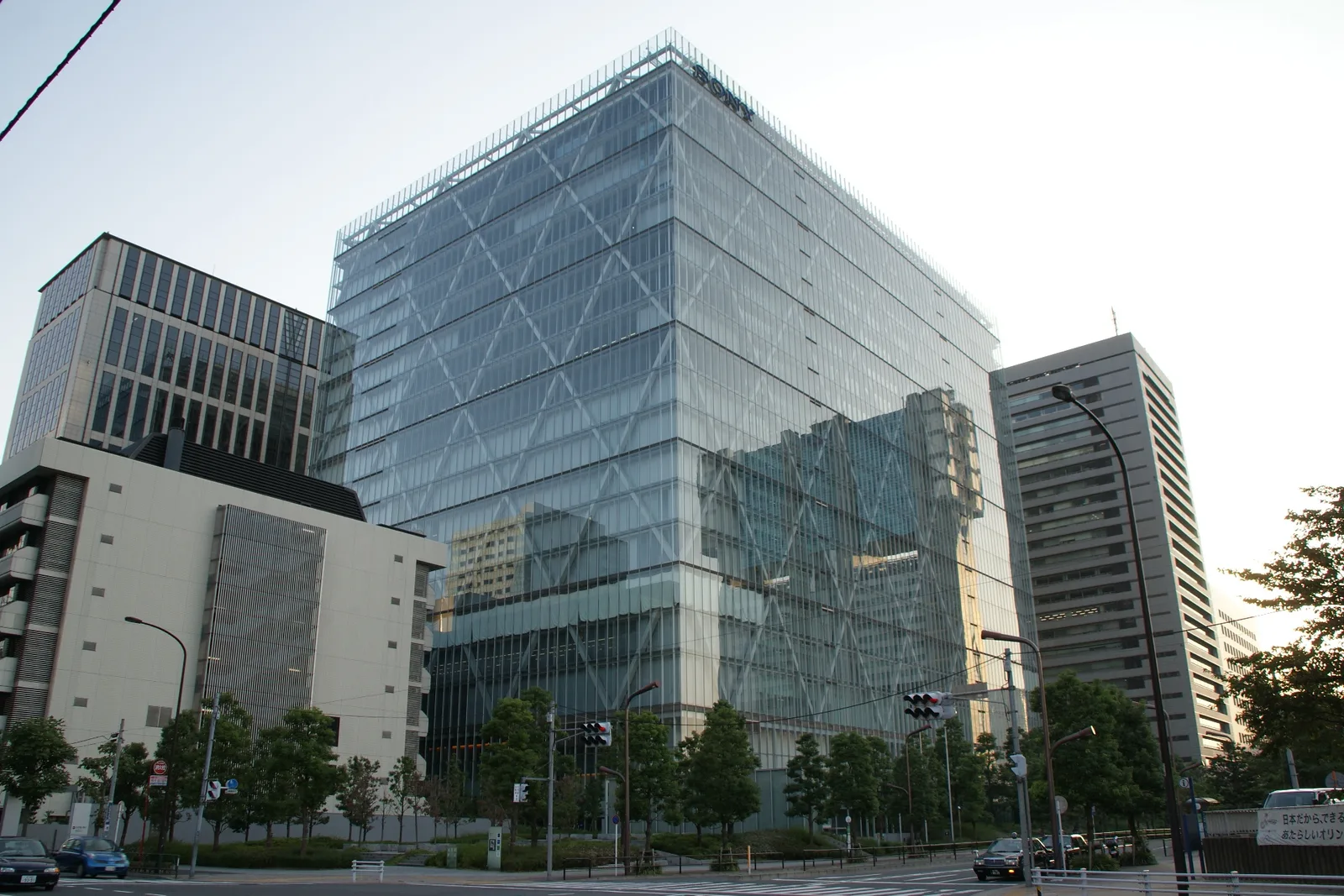 ガラス張りの本社ビル外観と周辺の街並み（ソニーグループ）