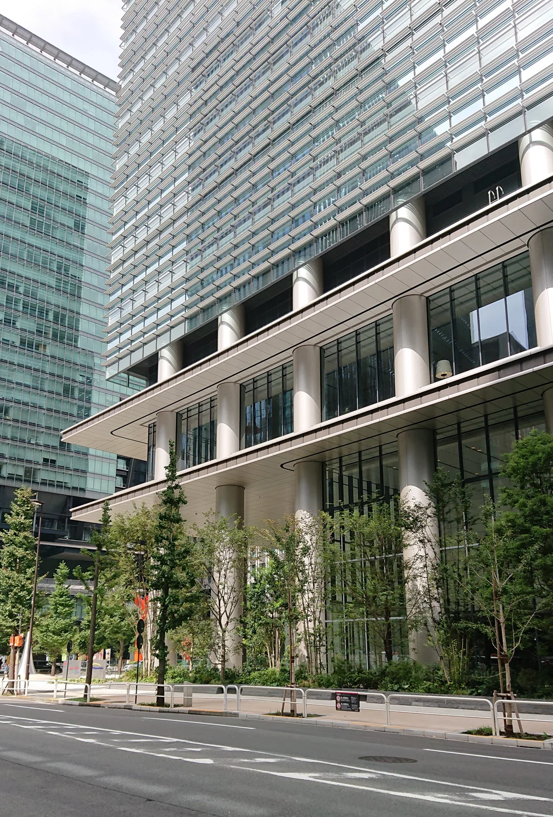 大手町エリアに建つオフィスタワーの外観（住友商事）