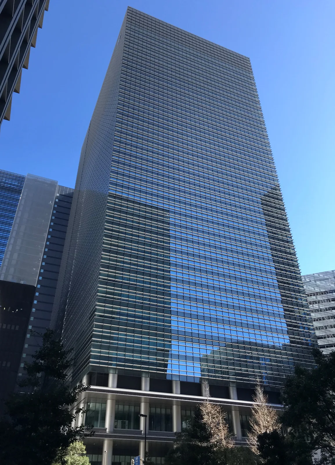 青空に映える高層オフィスビルの外観（住友商事）