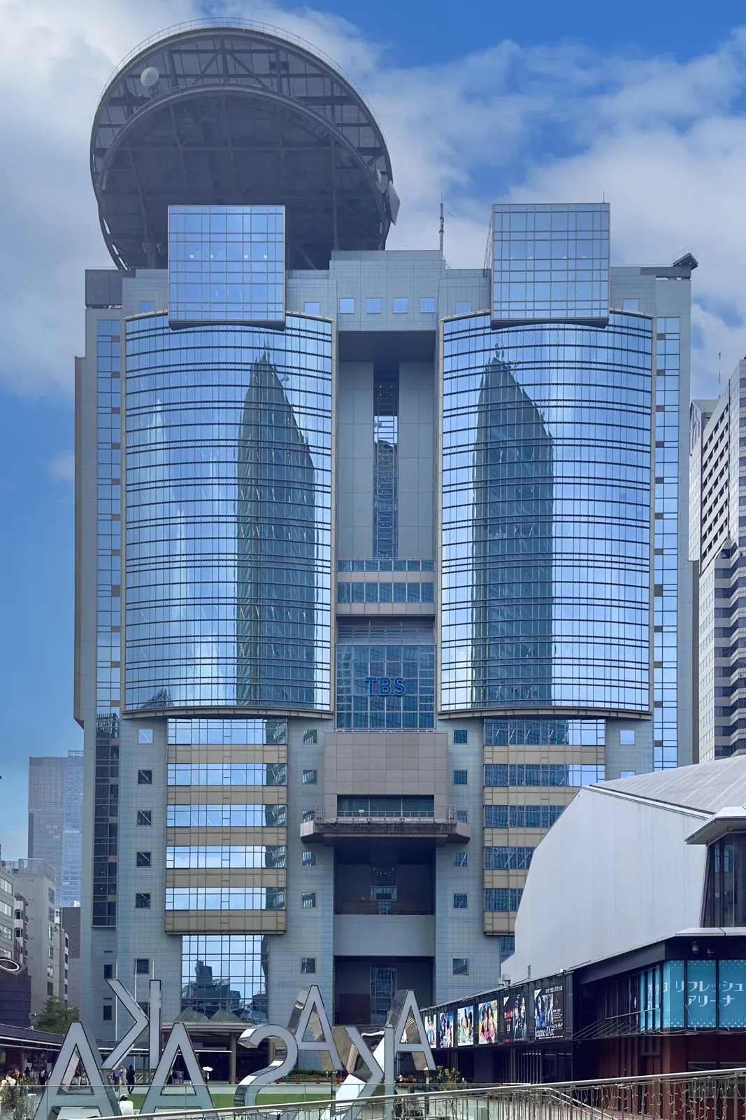 TBS放送センターの特徴的な外観全景（TBS）