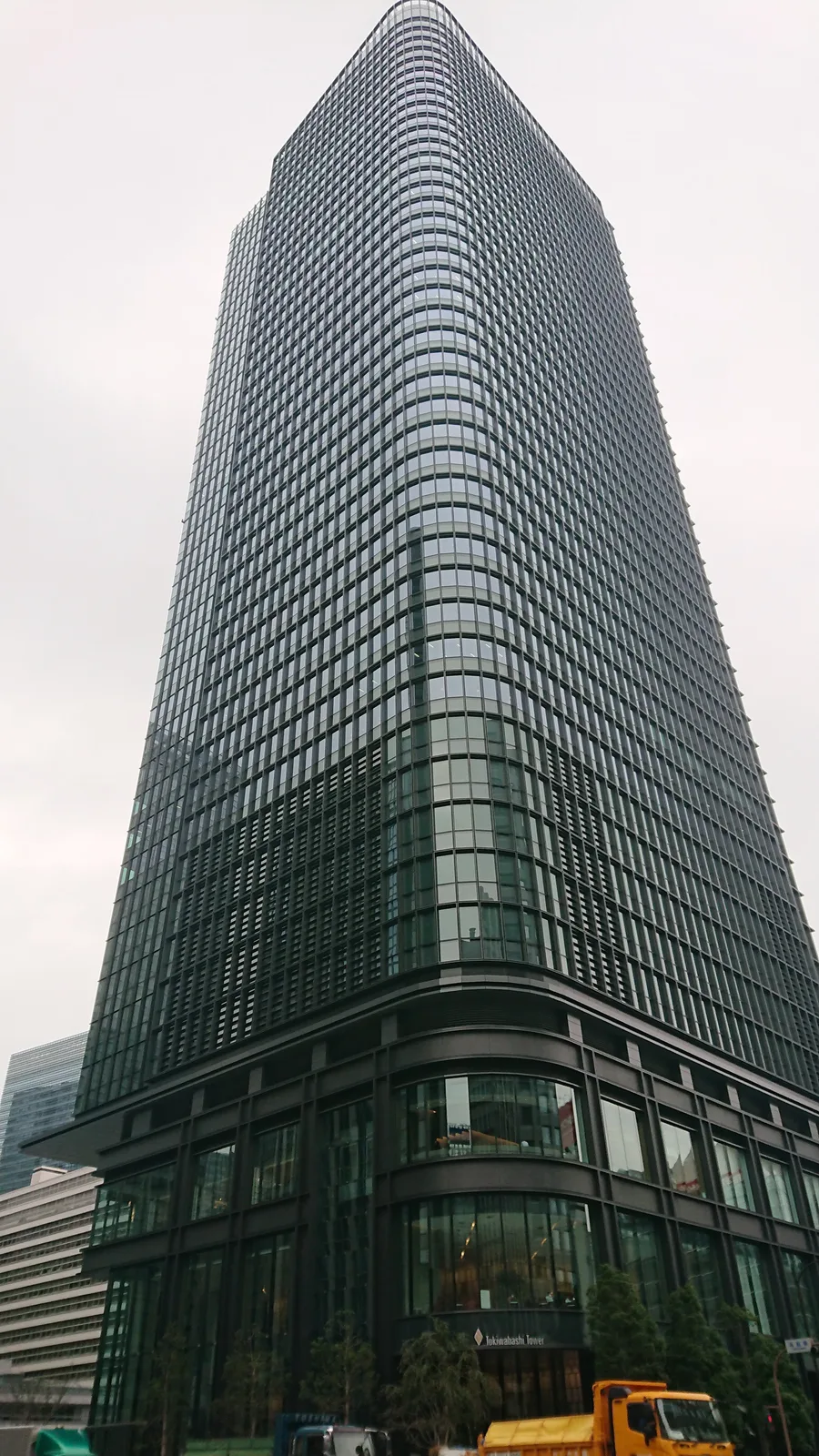 曇り空にそびえる常盤橋タワーの外観全景（東京海上日動）