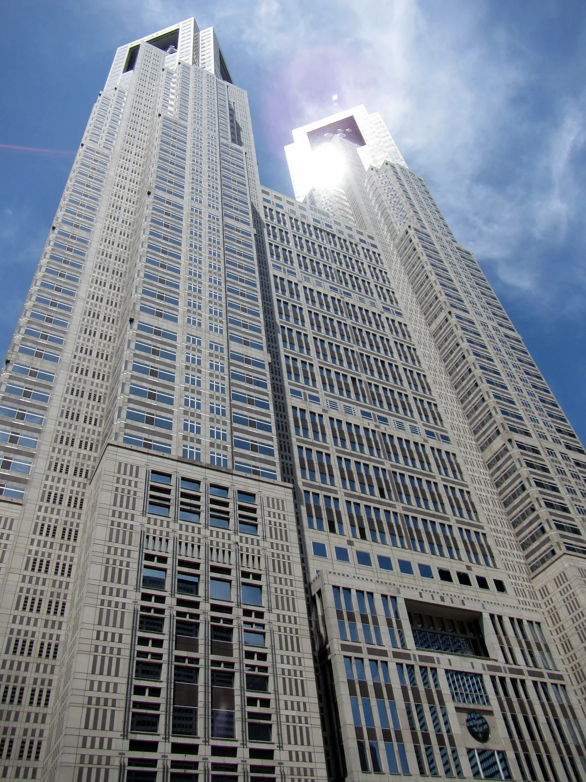 青空にそびえる双塔の外観全景(東京都庁)