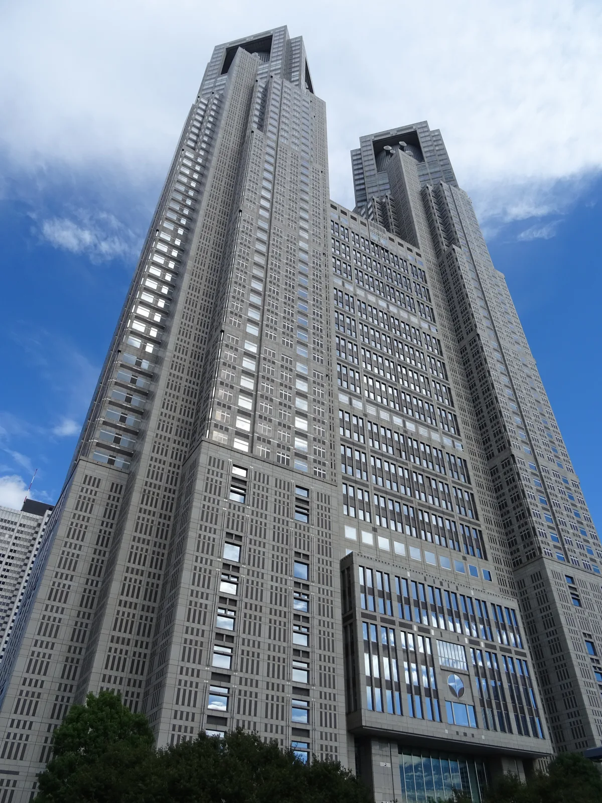 特徴的な双塔構造の庁舎外観を見上げる構図(東京都庁)