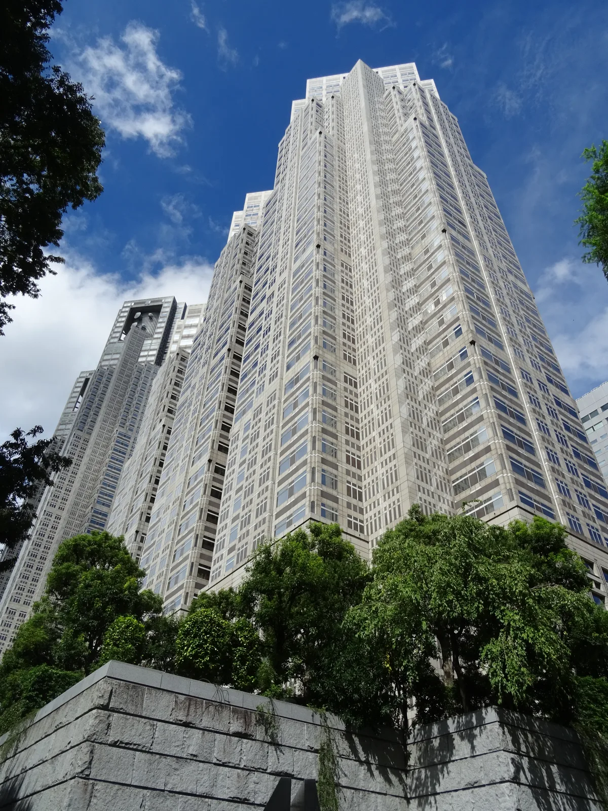 青空を背景に聳える東京都庁舎の外観(東京都庁)