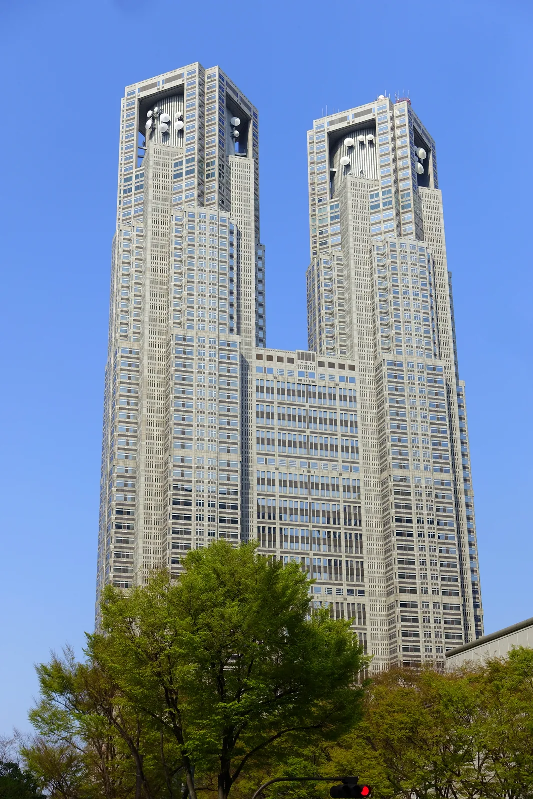 青空にそびえる高層ツインタワーの外観(東京都庁)