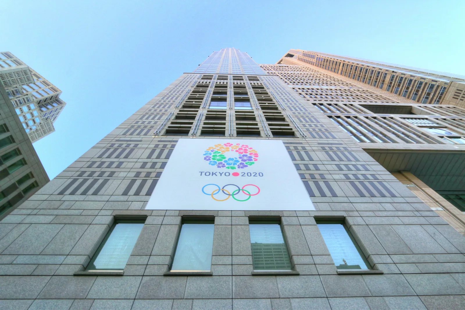 五輪横断幕が掲げられた東京都庁舎の外観(東京都庁)