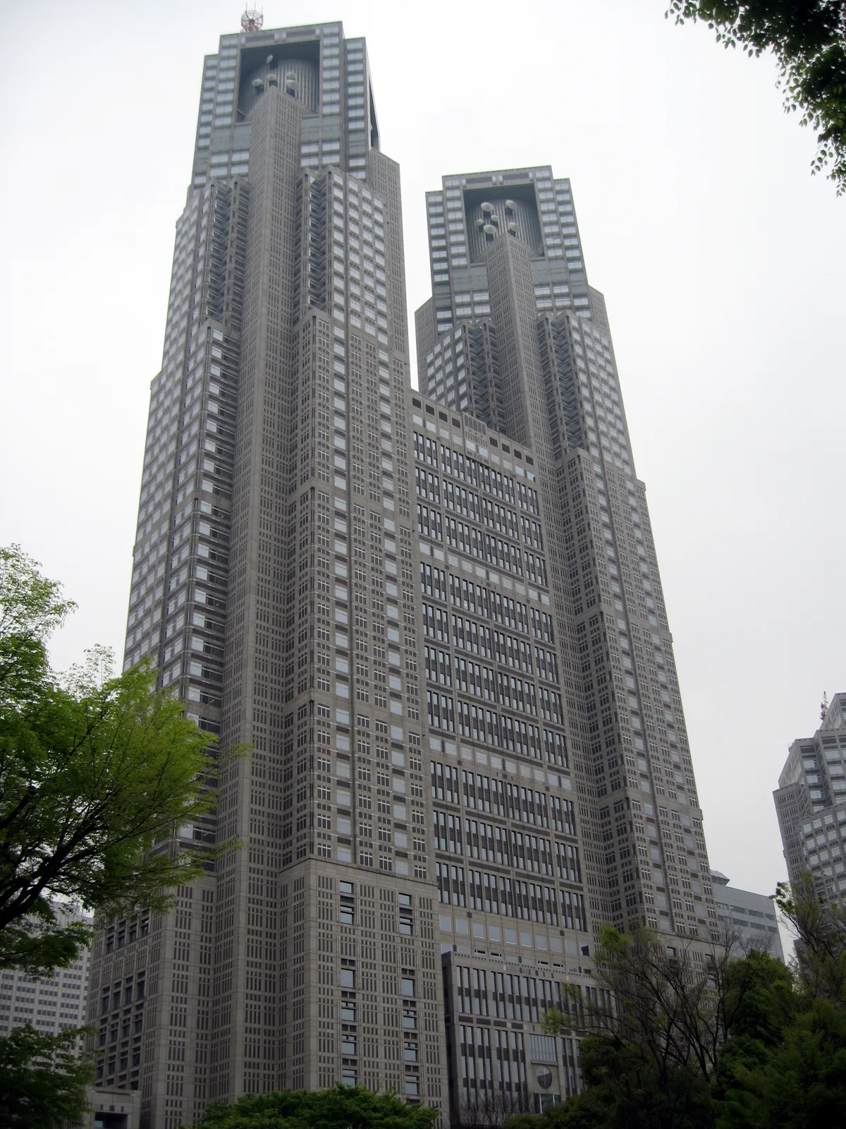 東京都庁第一本庁舎、双塔の外観全景(東京都庁)