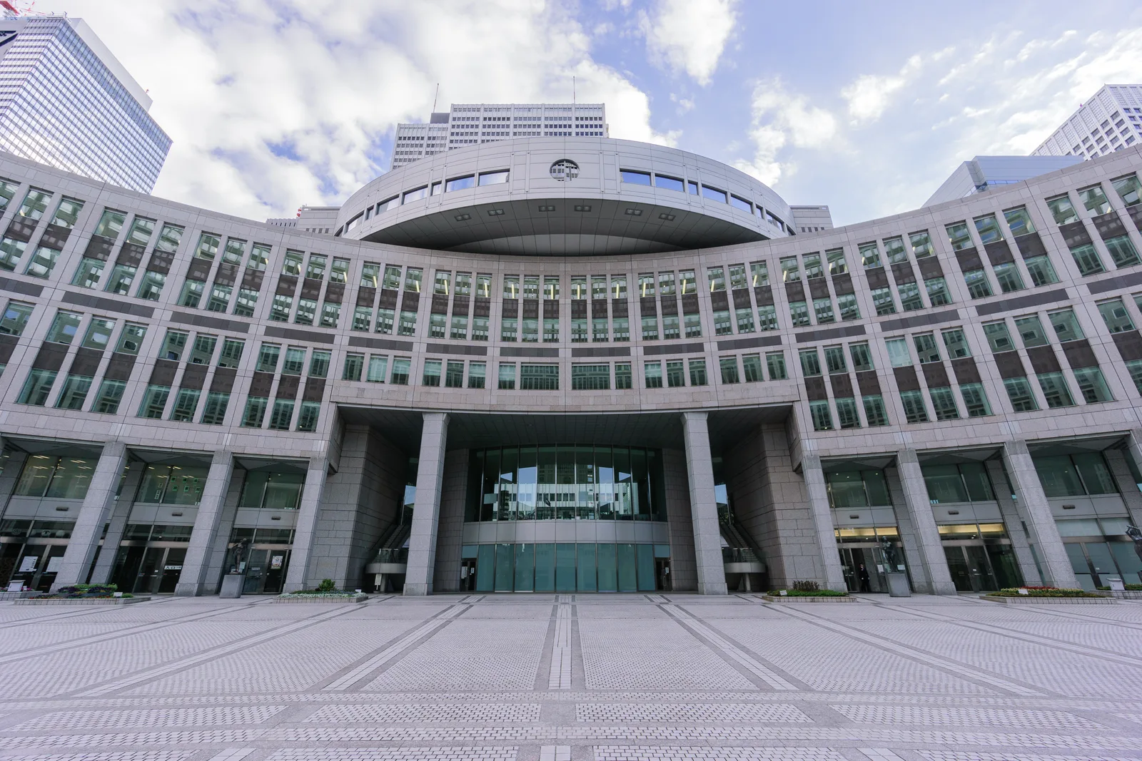 特徴的な円形デザインの庁舎正面玄関(東京都庁)