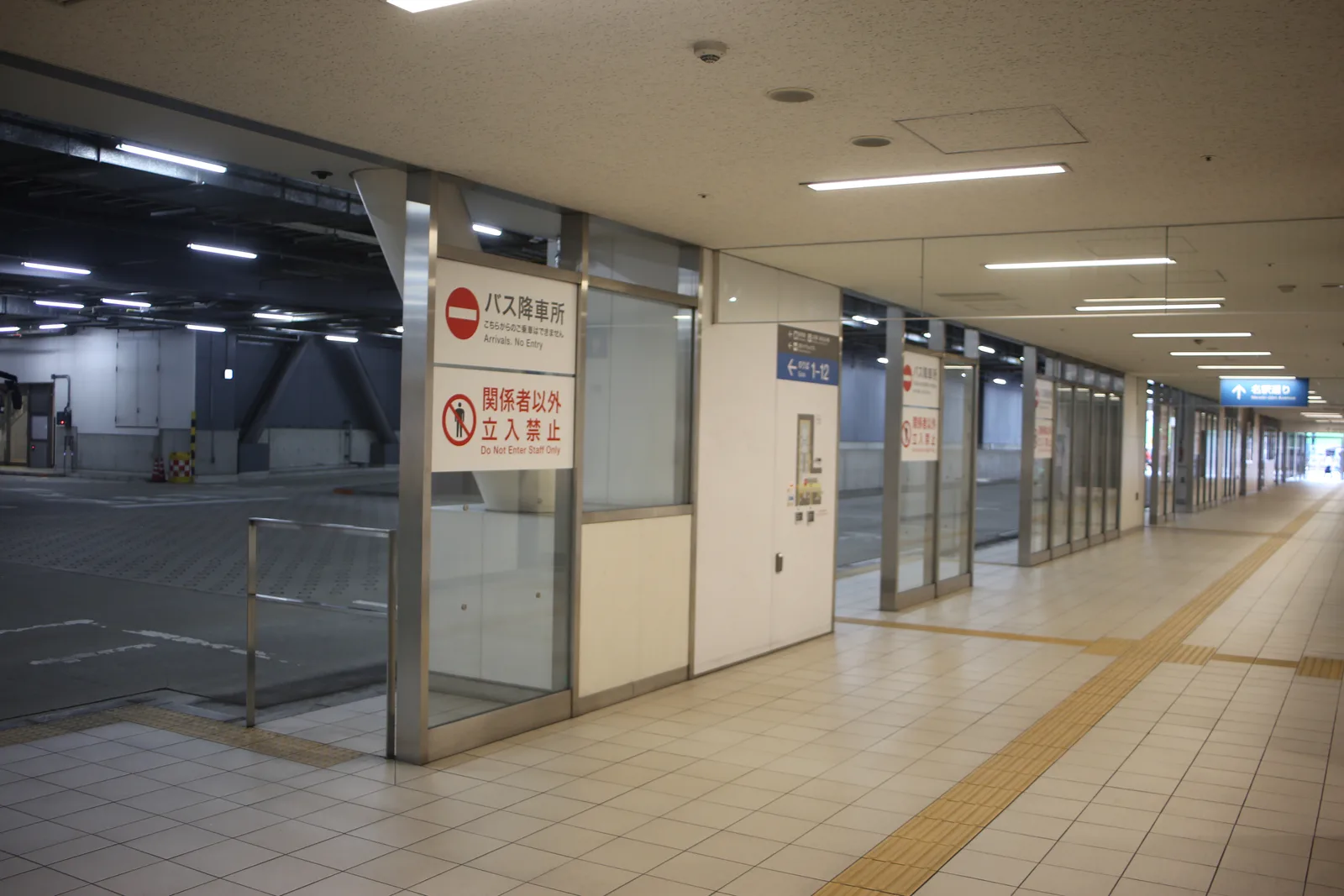 高層ビル内をつなぐ連絡通路とバス降車場の様子（トヨタシステムズ）